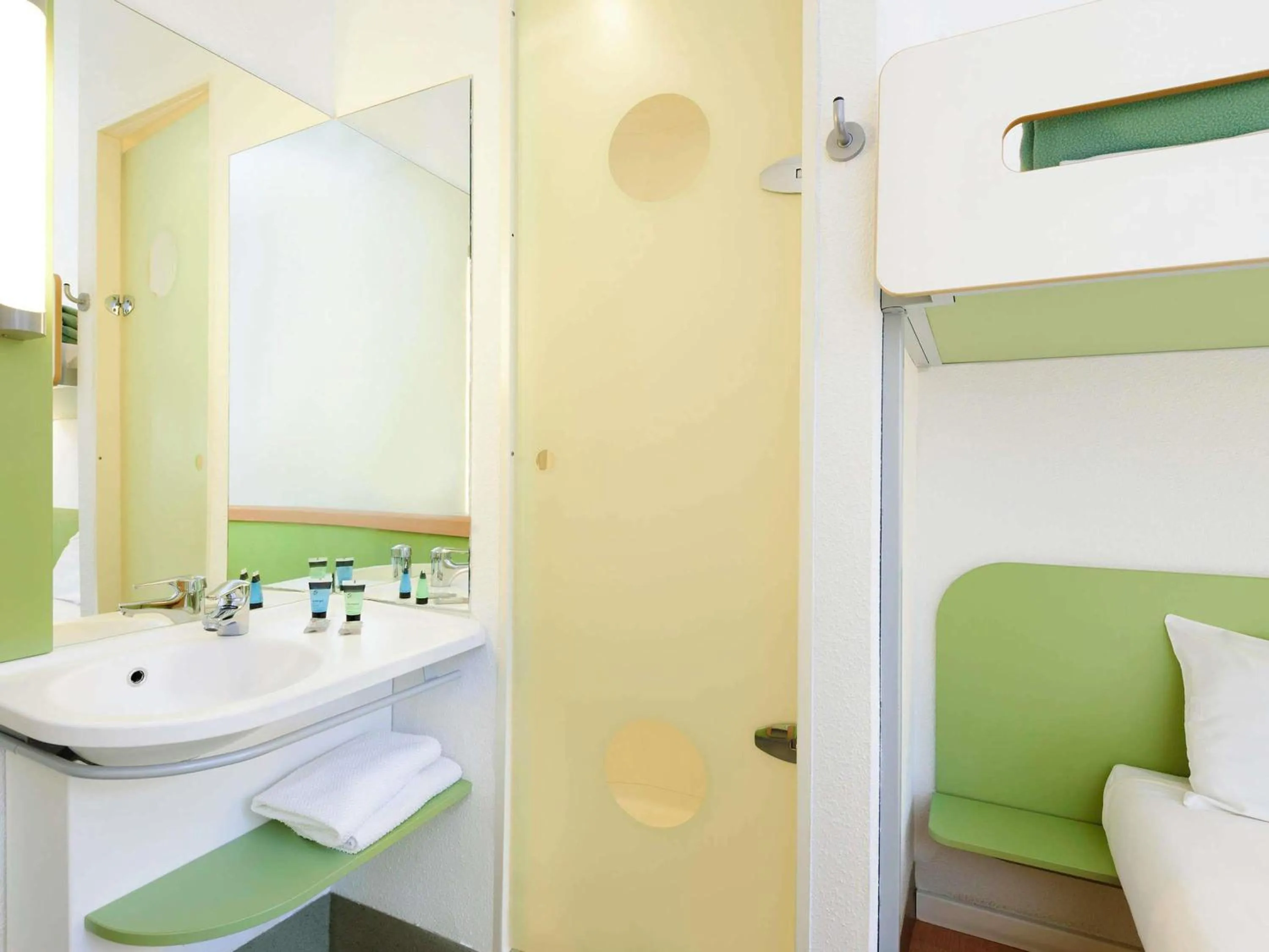 Bedroom in Ibis Budget Bilbao Arrigorriaga