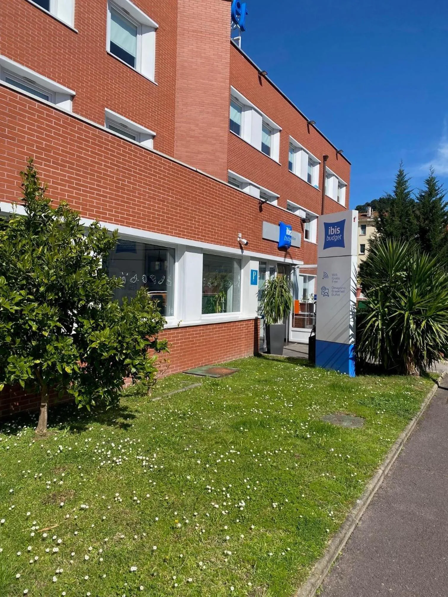 Garden view in Ibis Budget Bilbao Arrigorriaga