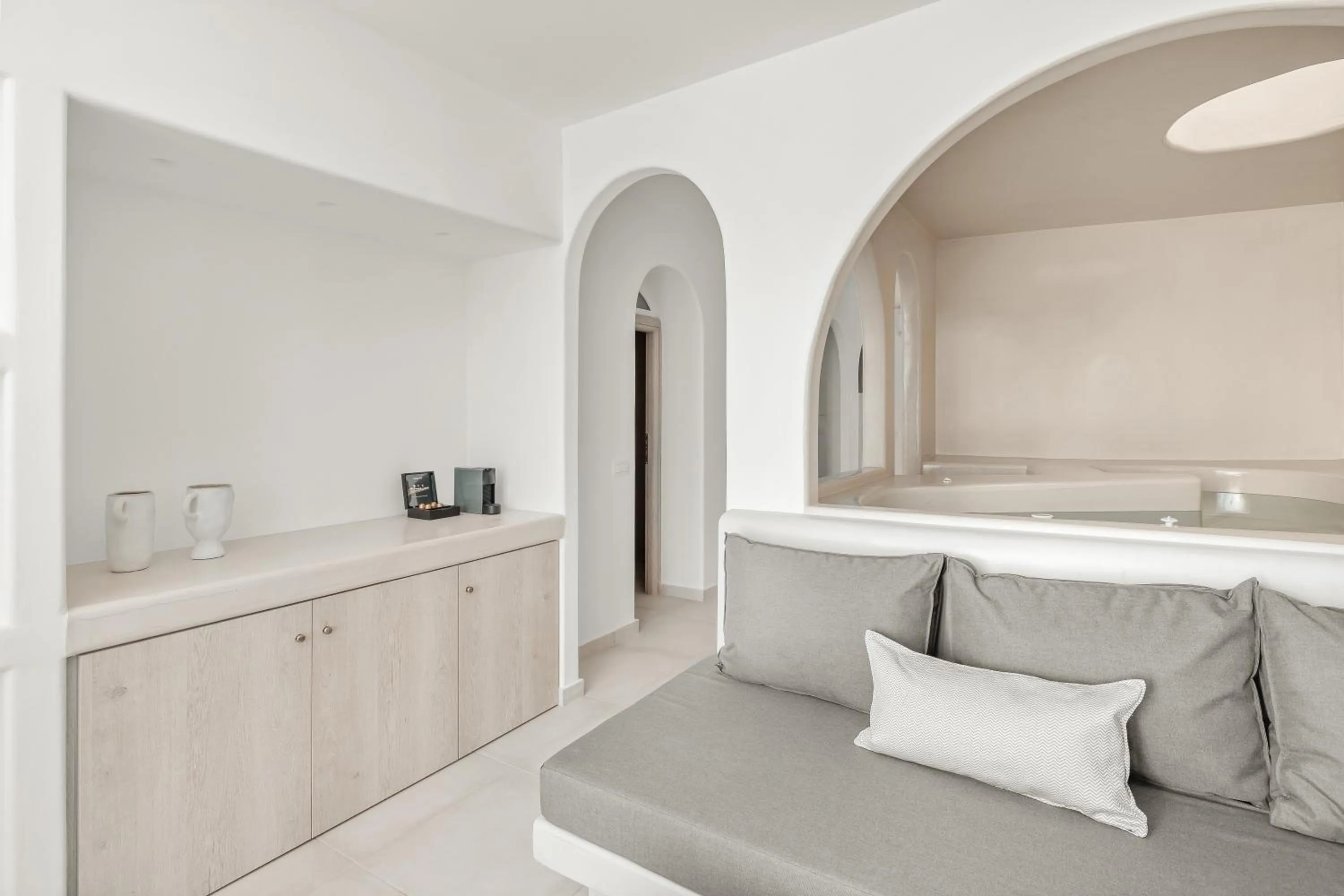 Hot Tub, Bed in Oyster Luxury Suites