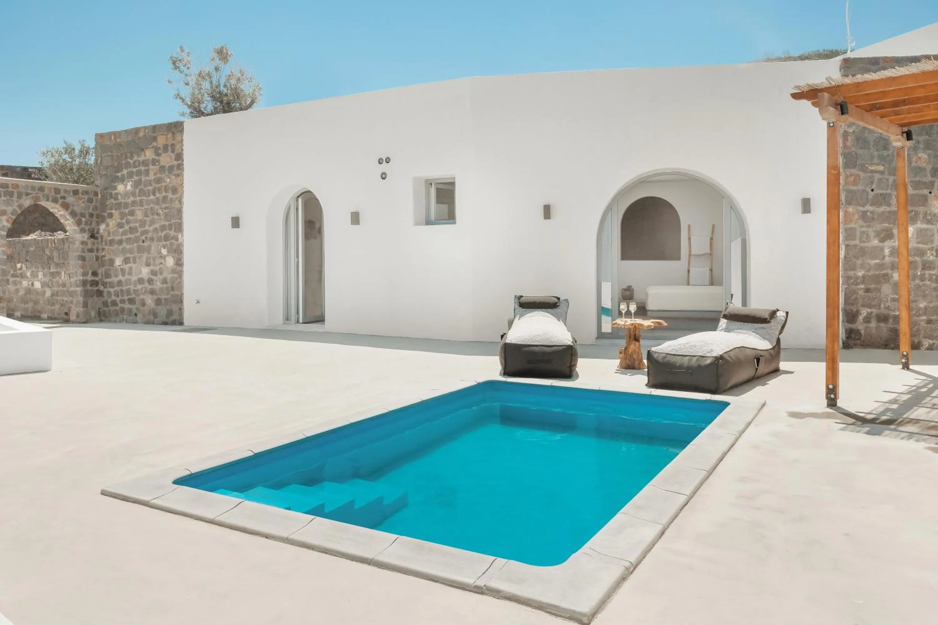 Swimming pool in Oyster Luxury Suites