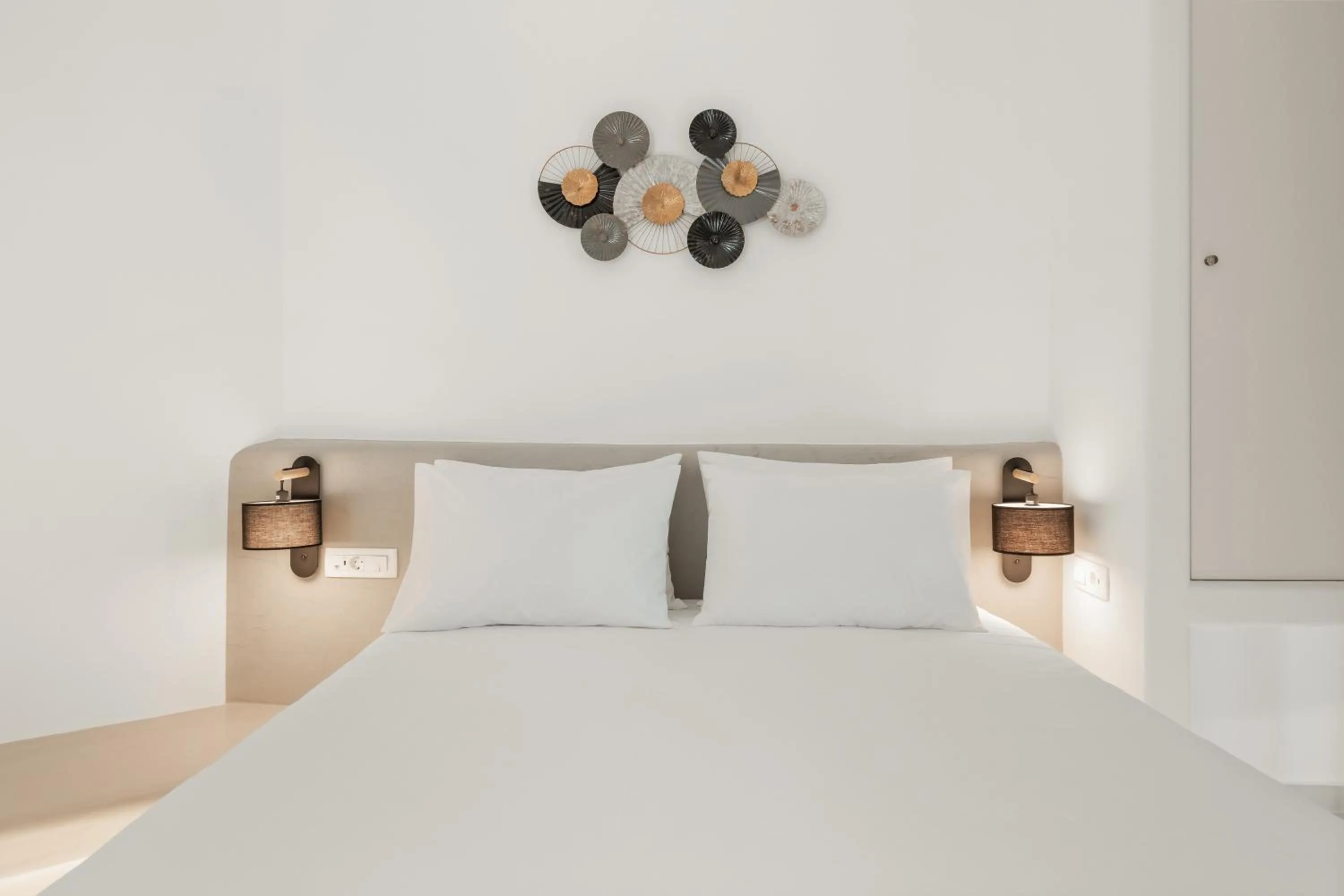 Bedroom, Bed in Oyster Luxury Suites