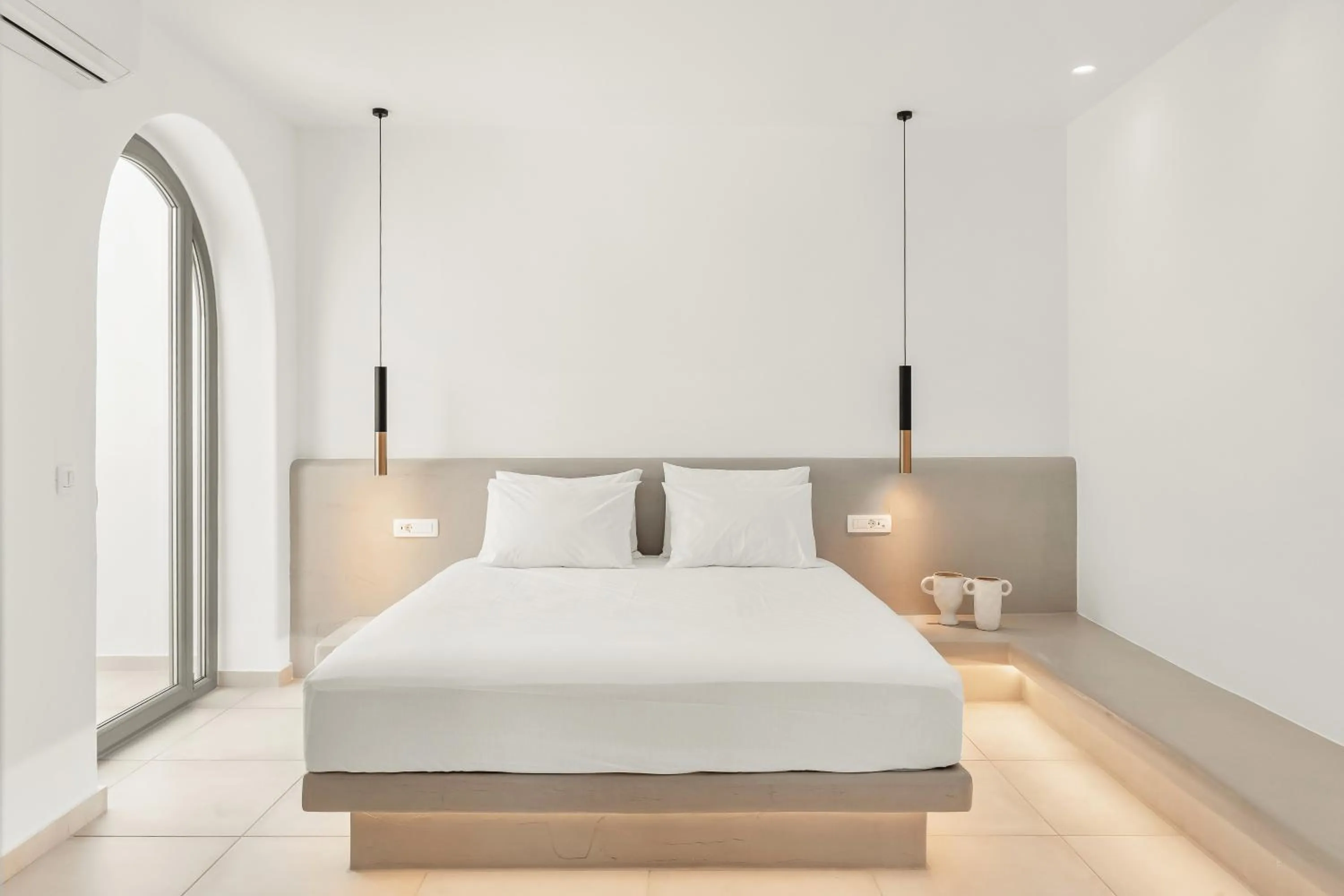 Bedroom, Bed in Oyster Luxury Suites