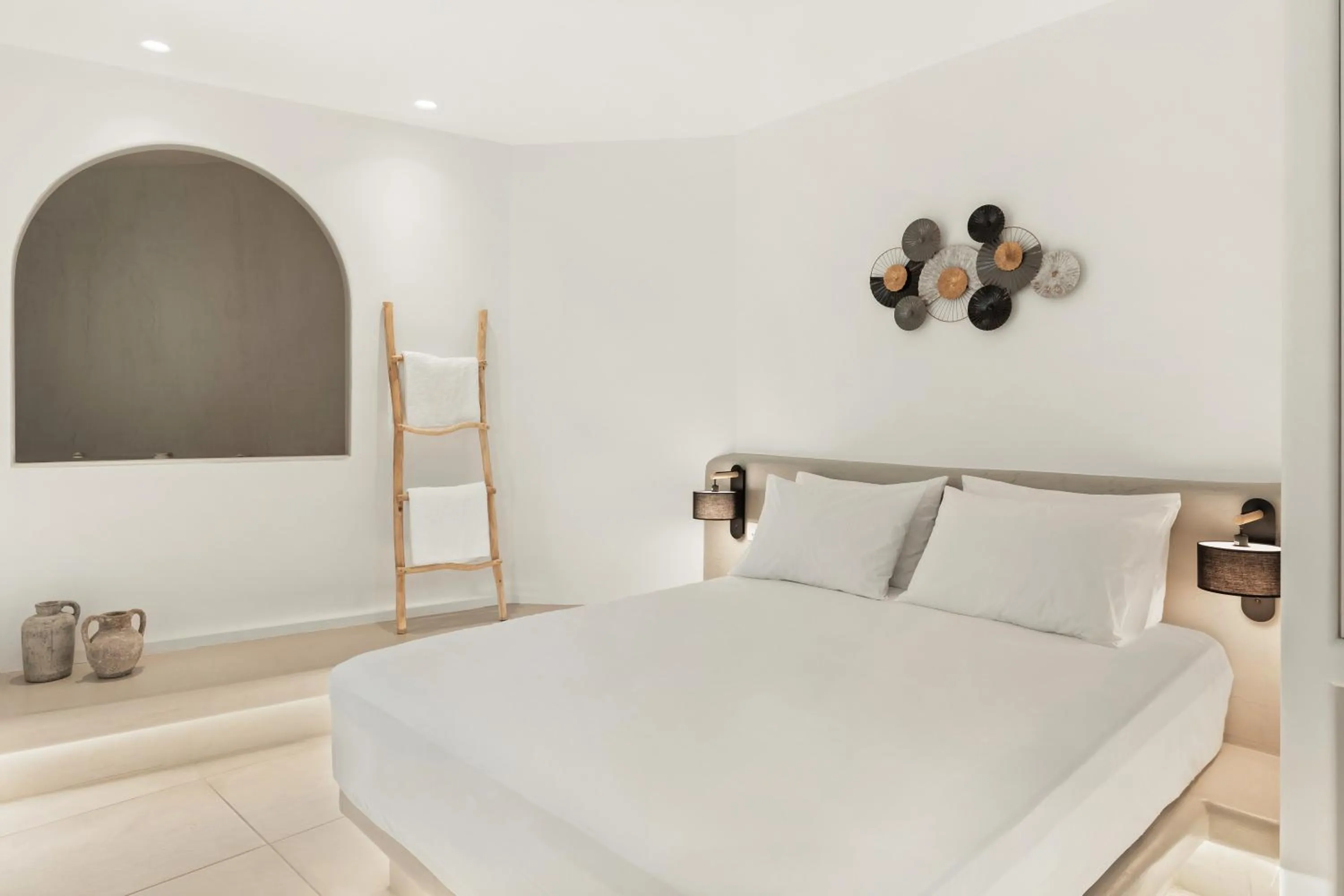 Hot Tub, Bed in Oyster Luxury Suites