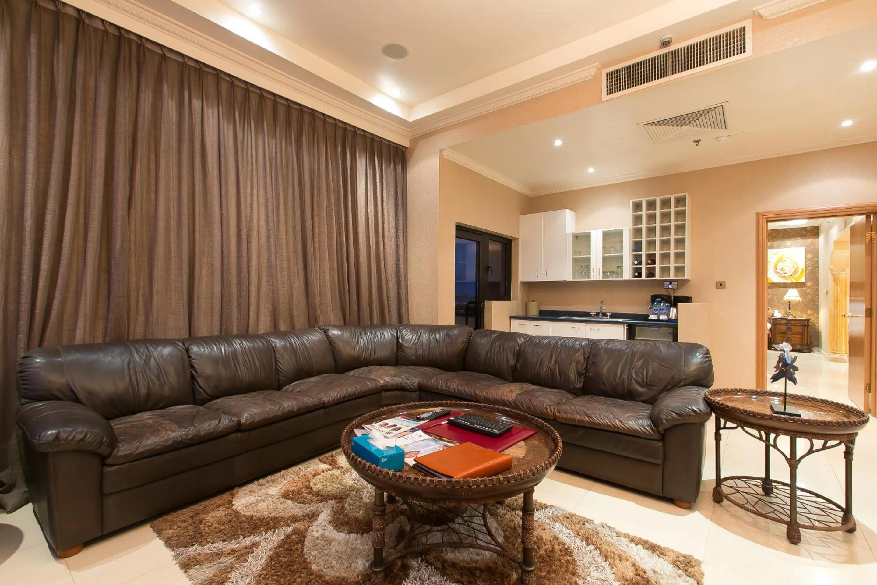 Living room in Victoria Crown Plaza Hotel