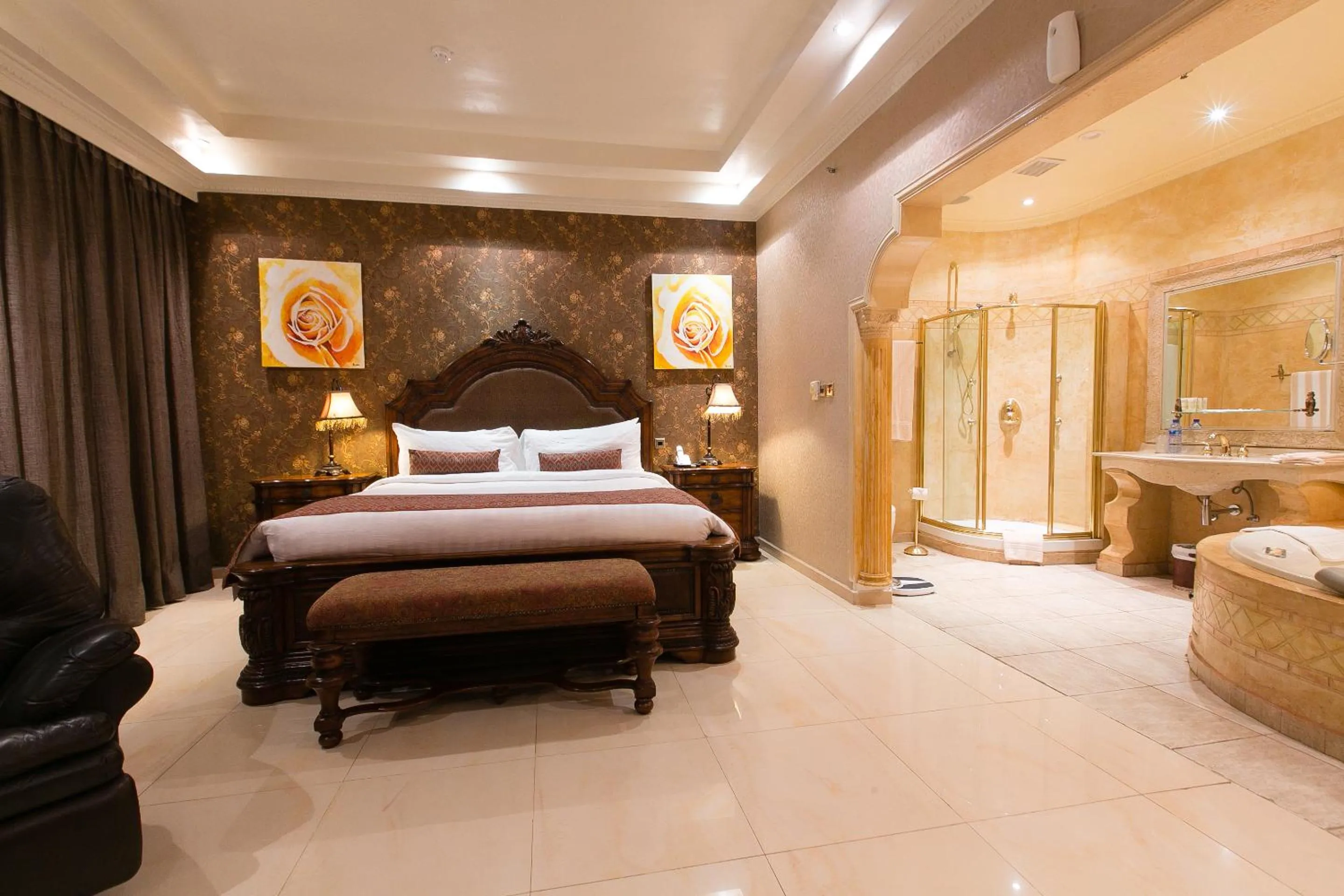 Bedroom, Bed in Victoria Crown Plaza Hotel