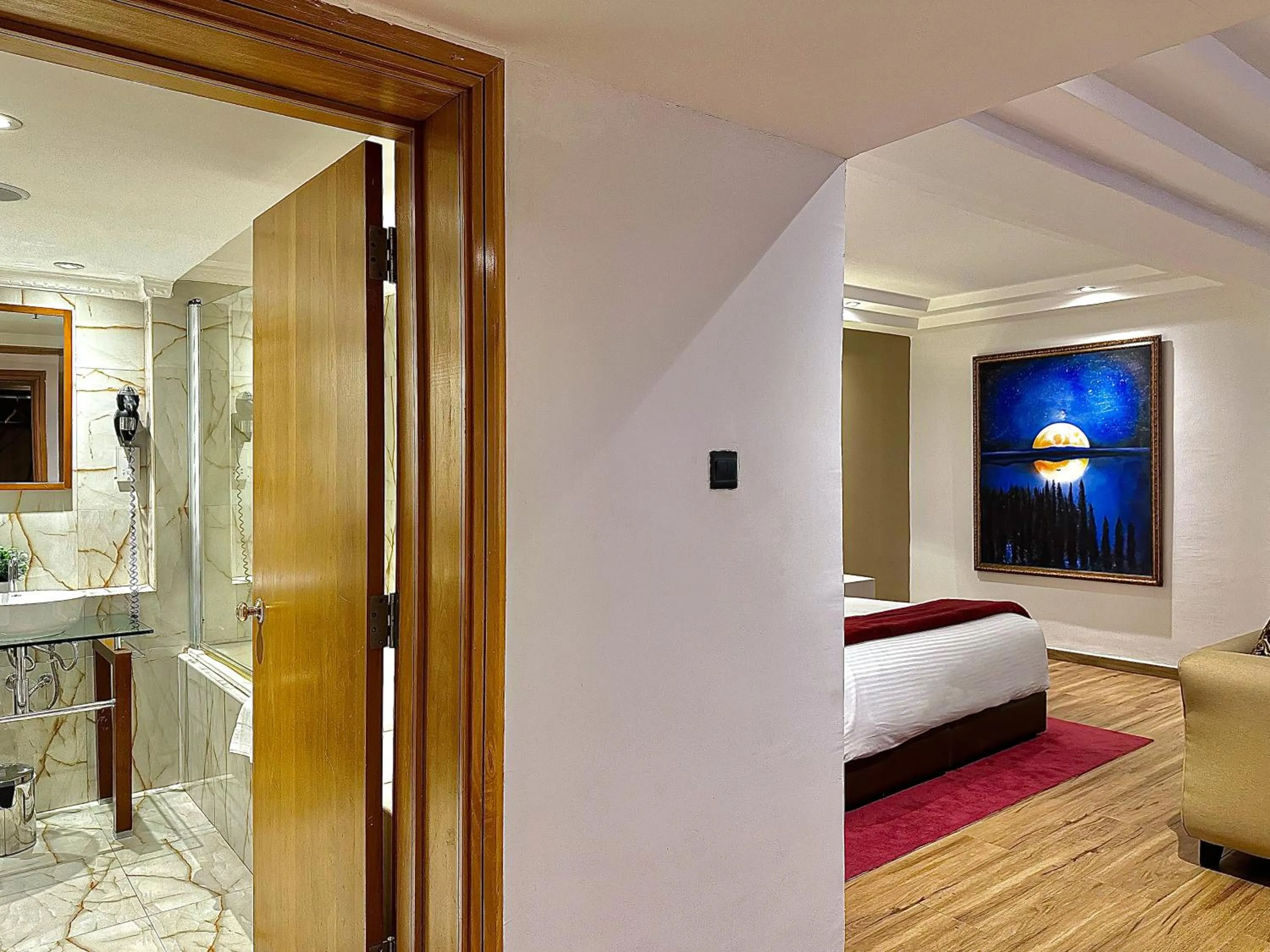 Photo of the whole room, Bed in Victoria Crown Plaza Hotel