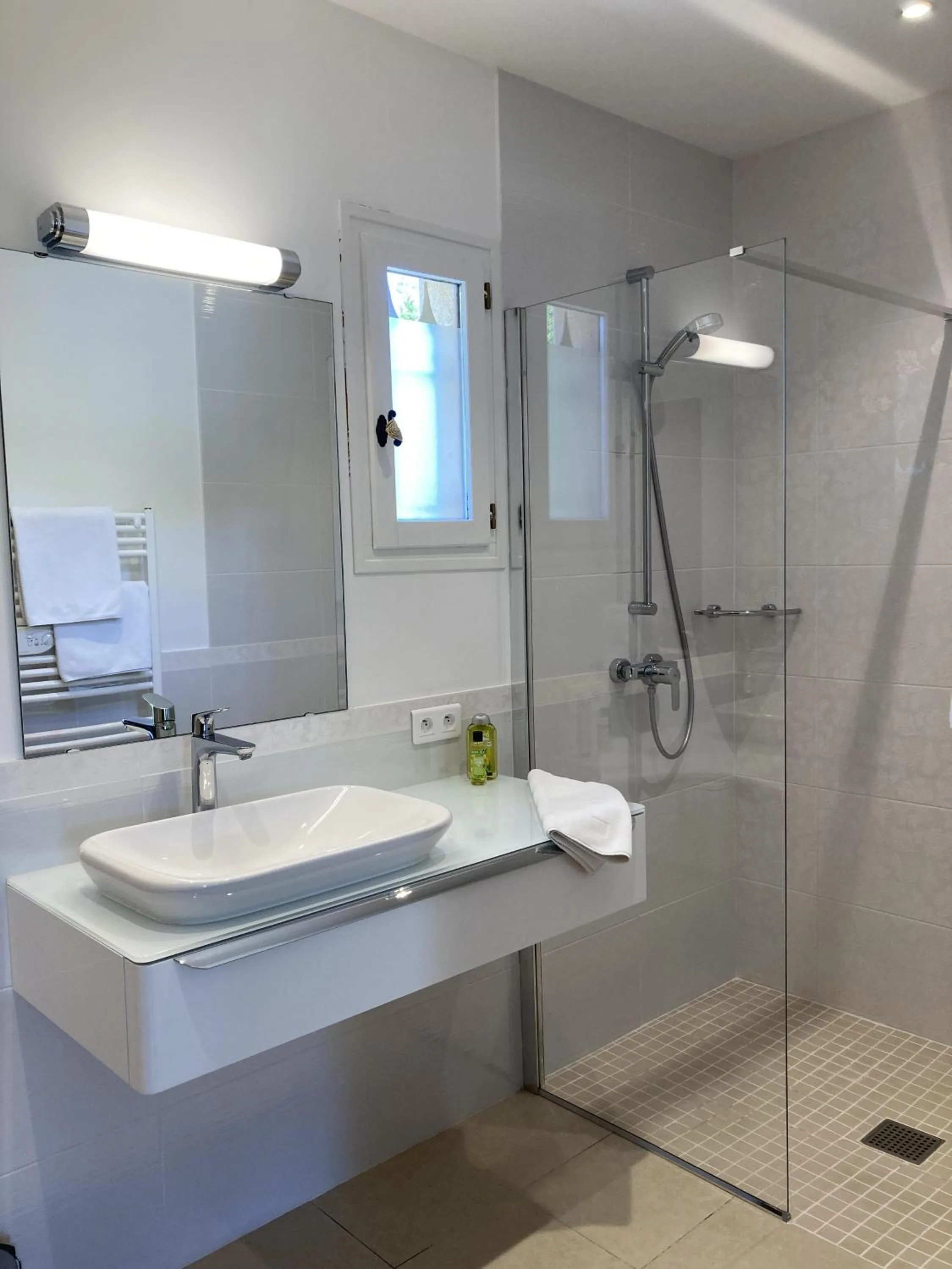 Bathroom in Chambres & Table d'Hôtes Au Soleil du Bonheur