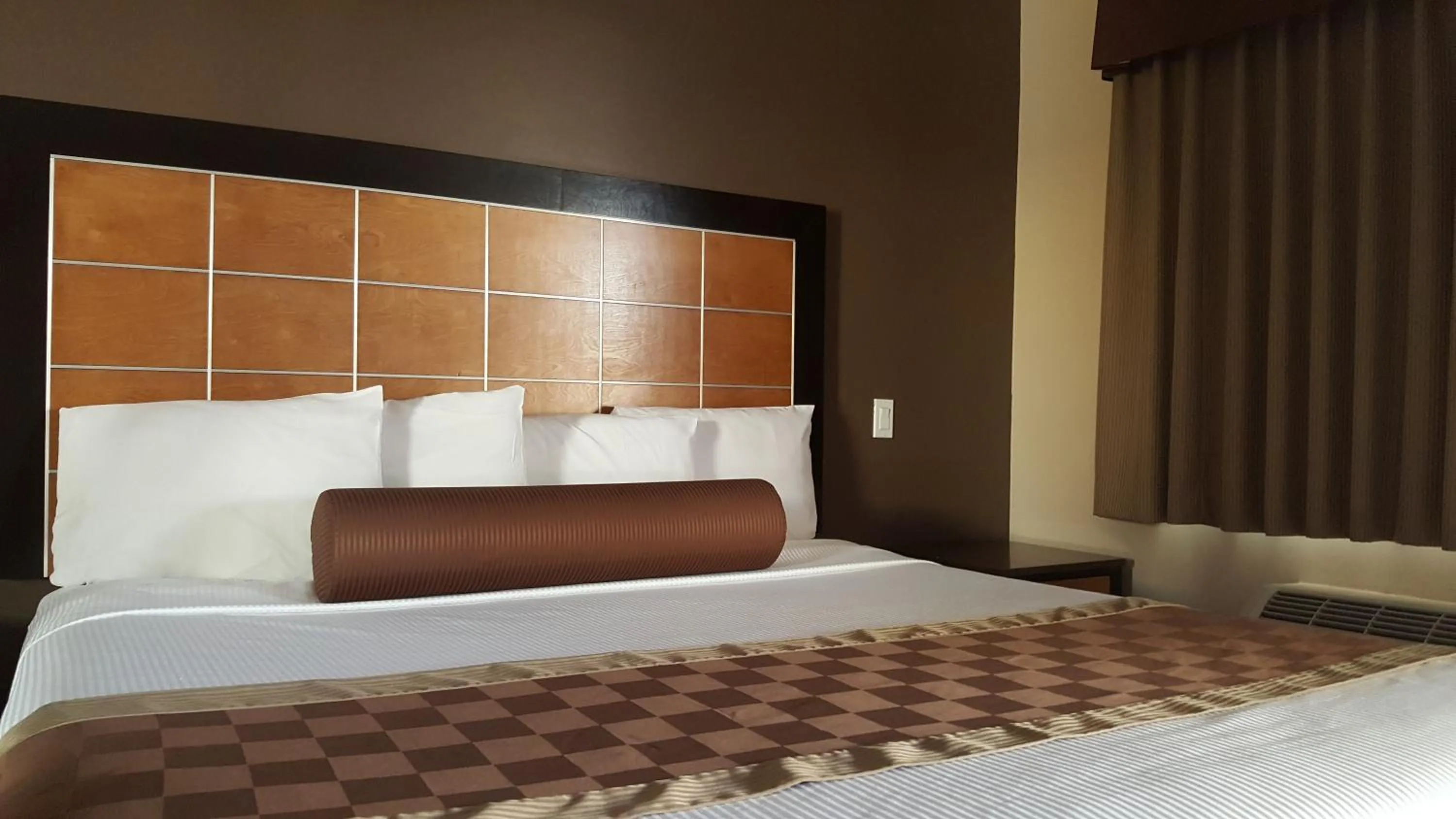 Bed, Room Photo in Gardena Terrace Inn