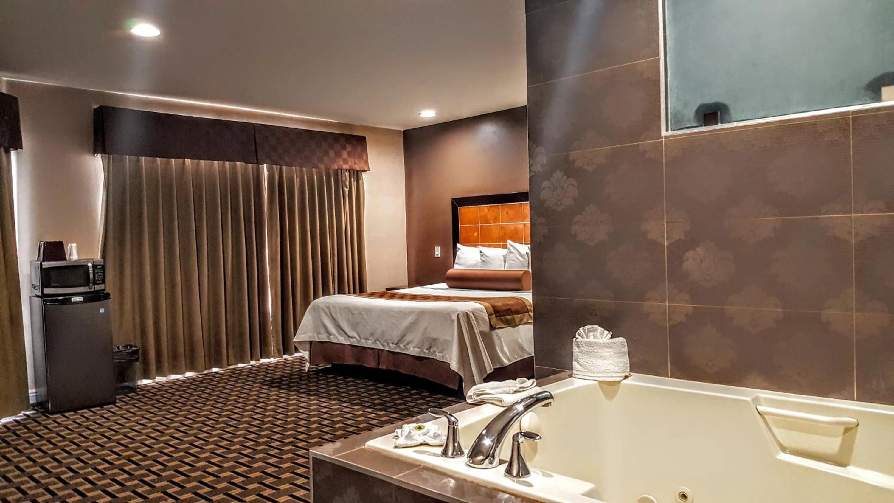 Hot Tub in Gardena Terrace Inn