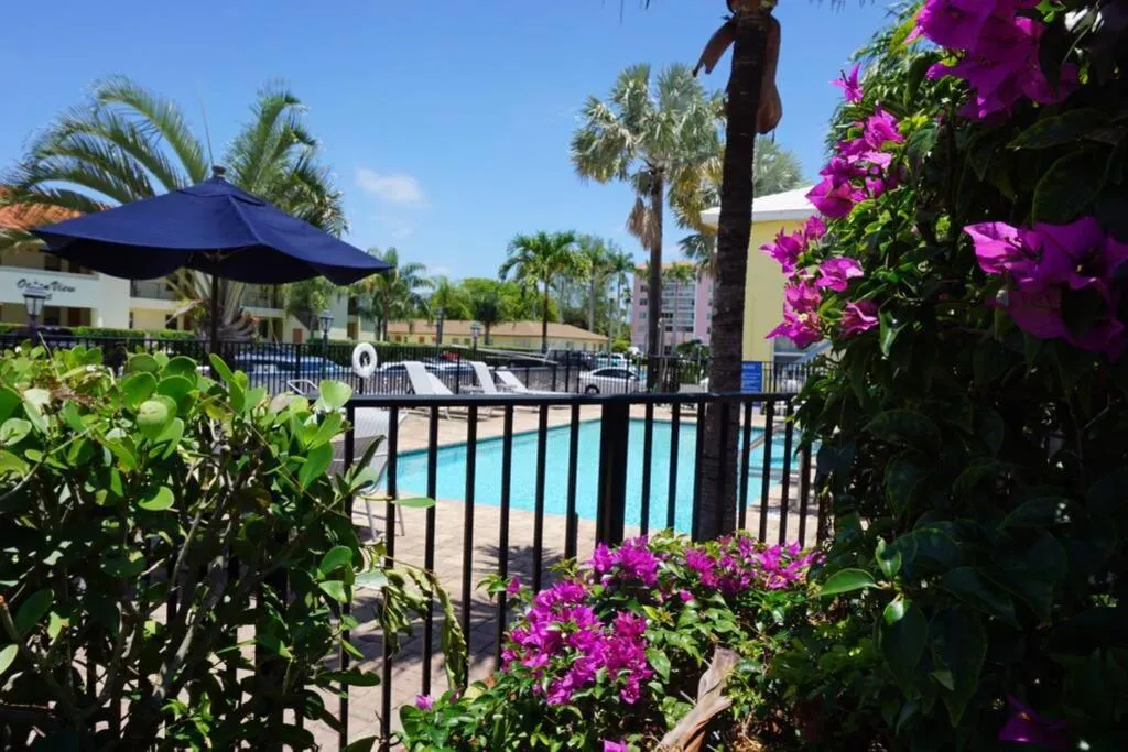 Serenity at Seascape: Steps to the beach & Shops