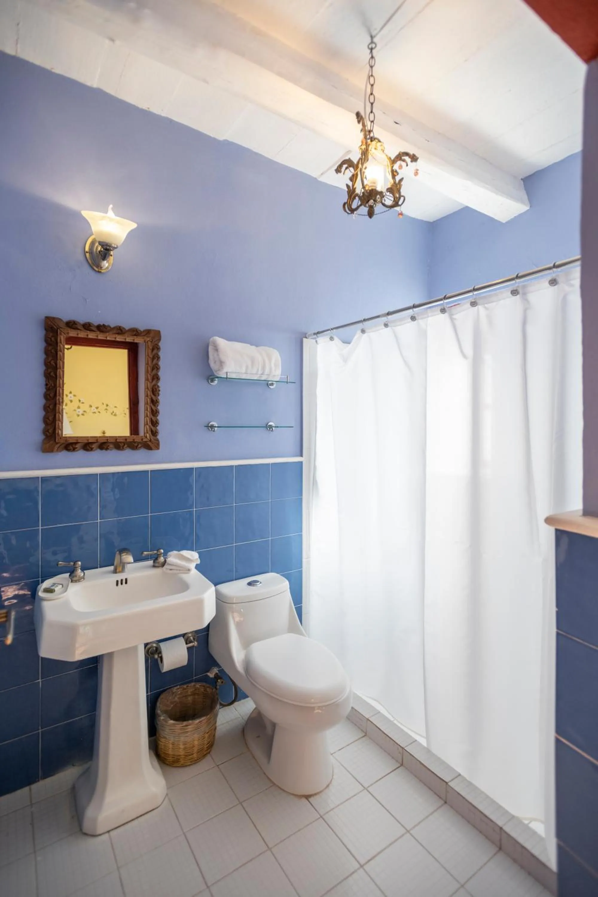 Shower in La Casa Azul Huasca & Restaurante La Terraza