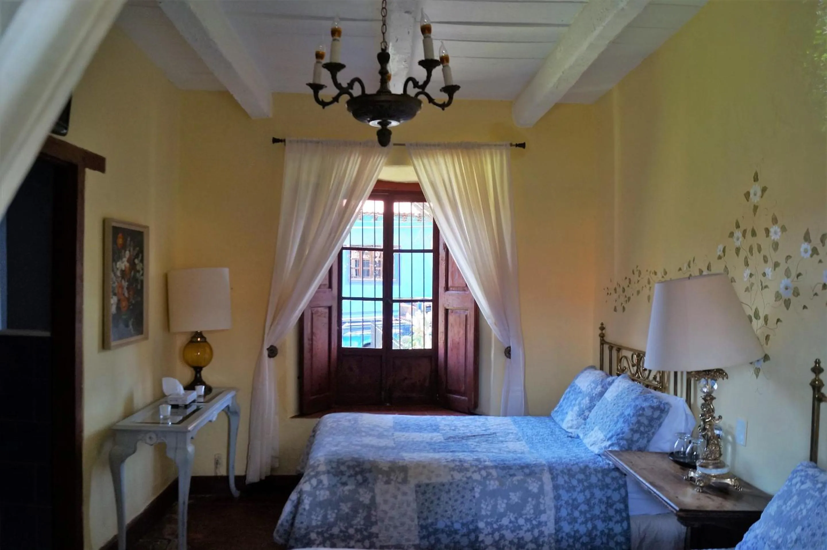 Photo of the whole room, Bed in La Casa Azul Huasca & Restaurante La Terraza