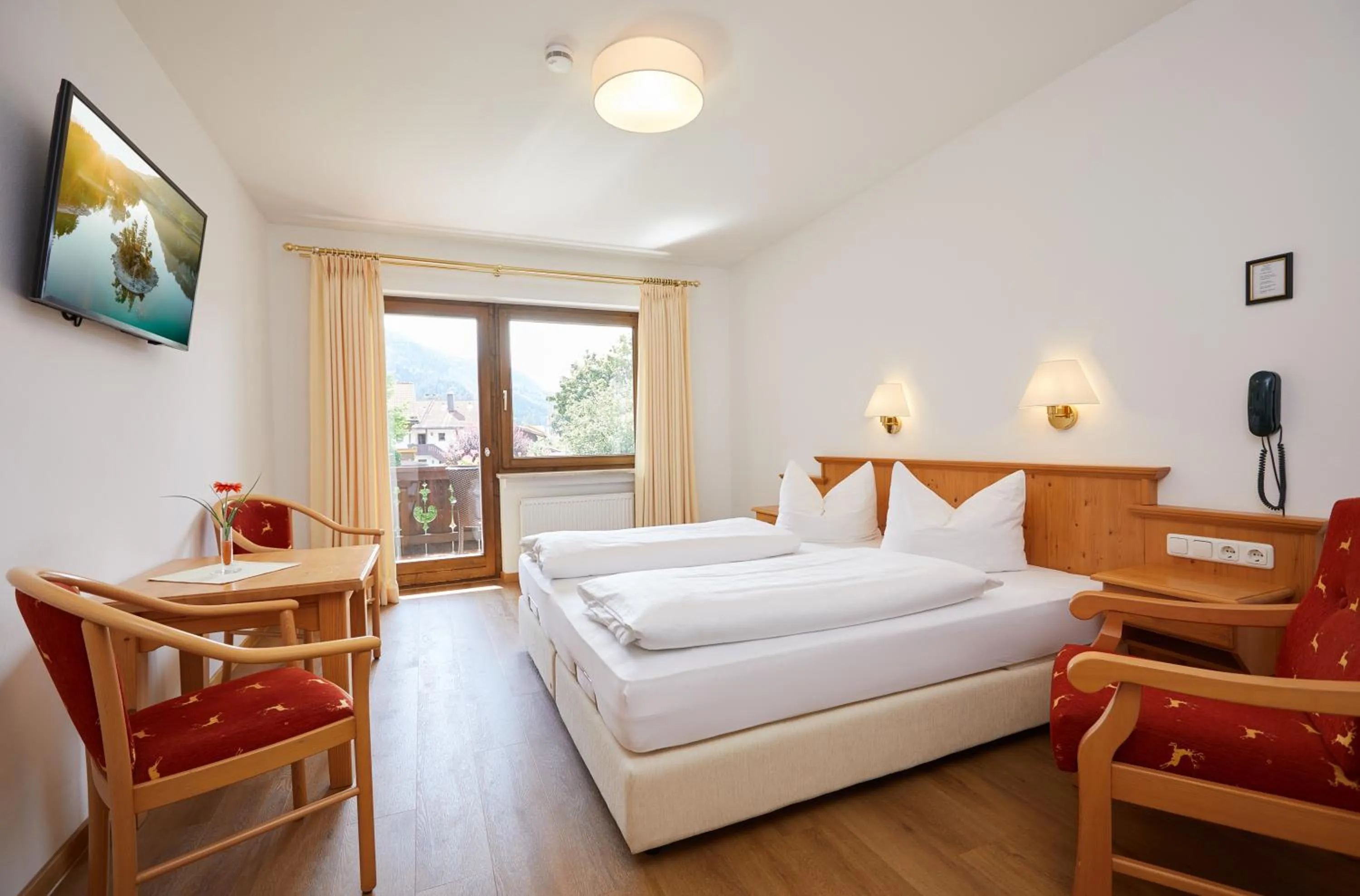 Photo of the whole room, Bed in Hotel Garni Zugspitz
