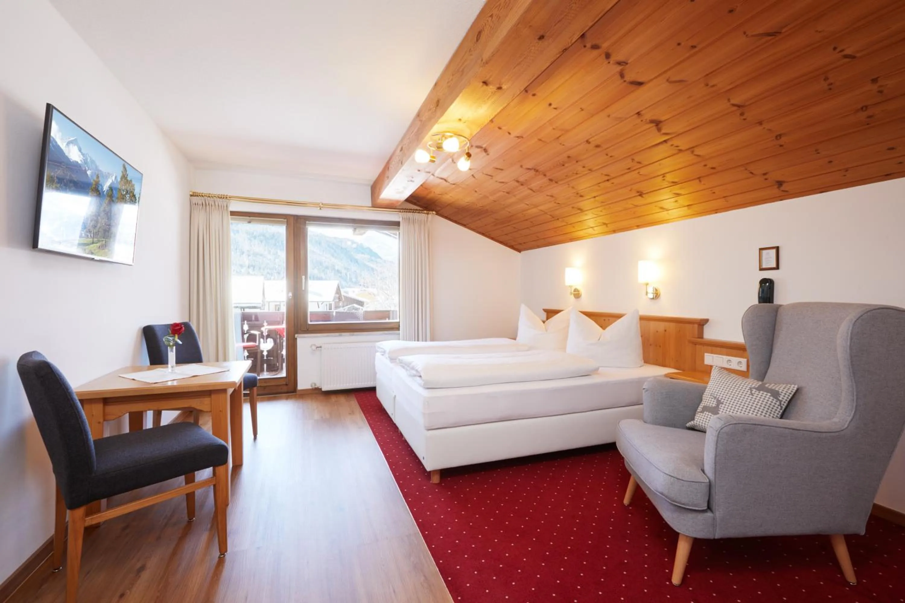 Photo of the whole room, Bed in Hotel Garni Zugspitz