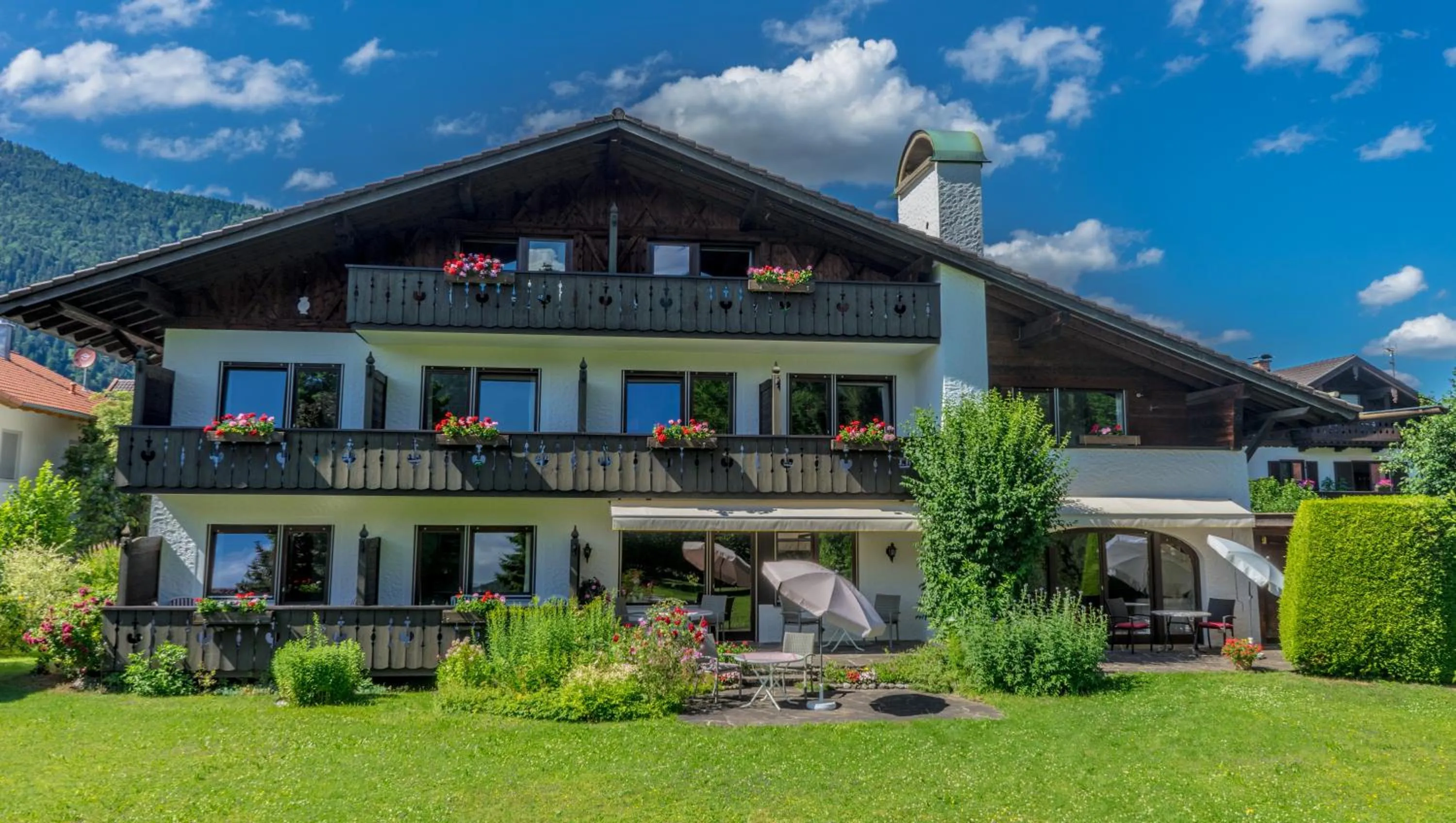 Property building in Hotel Garni Zugspitz