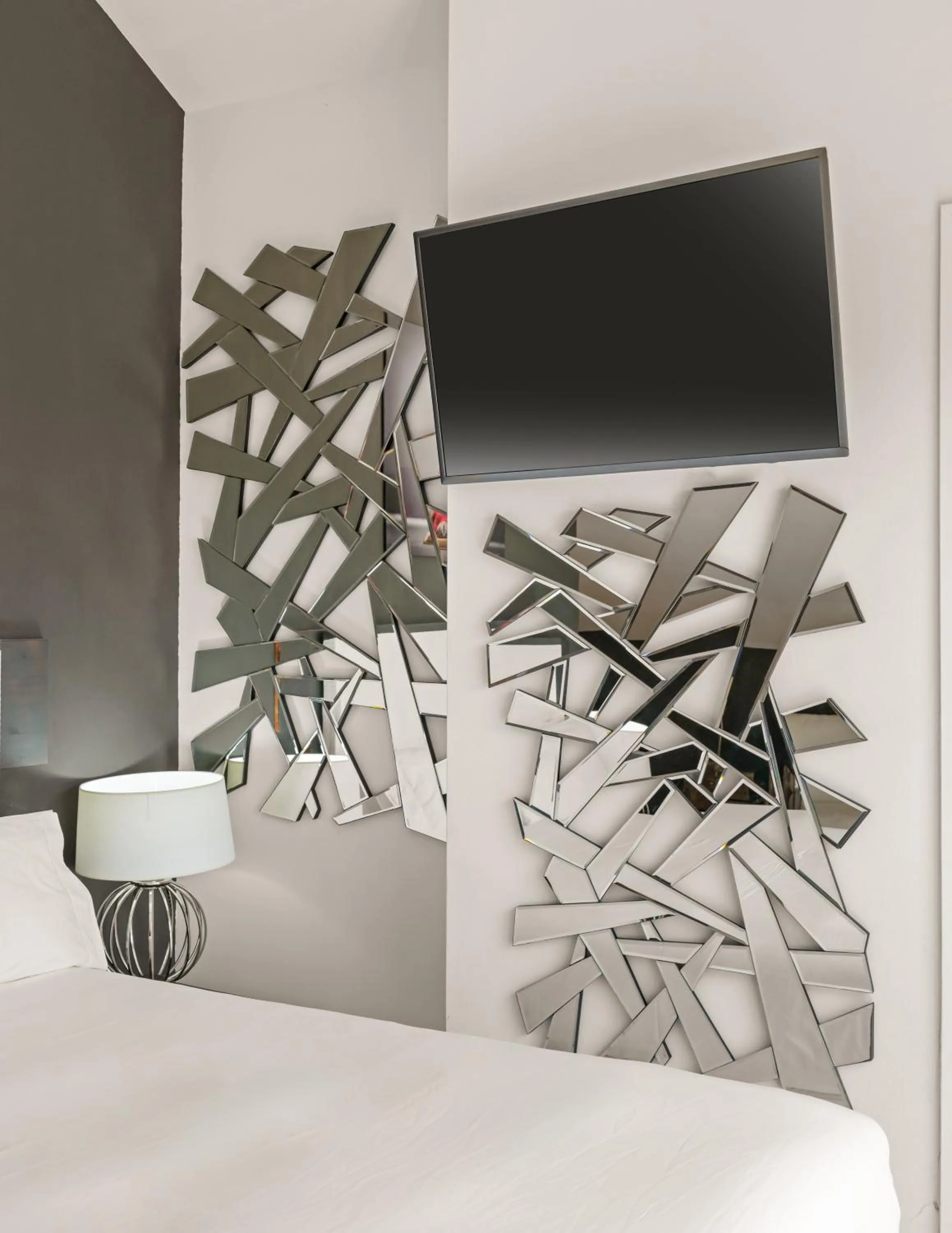 TV and multimedia in Molo Luxury Suites Puerto Banus