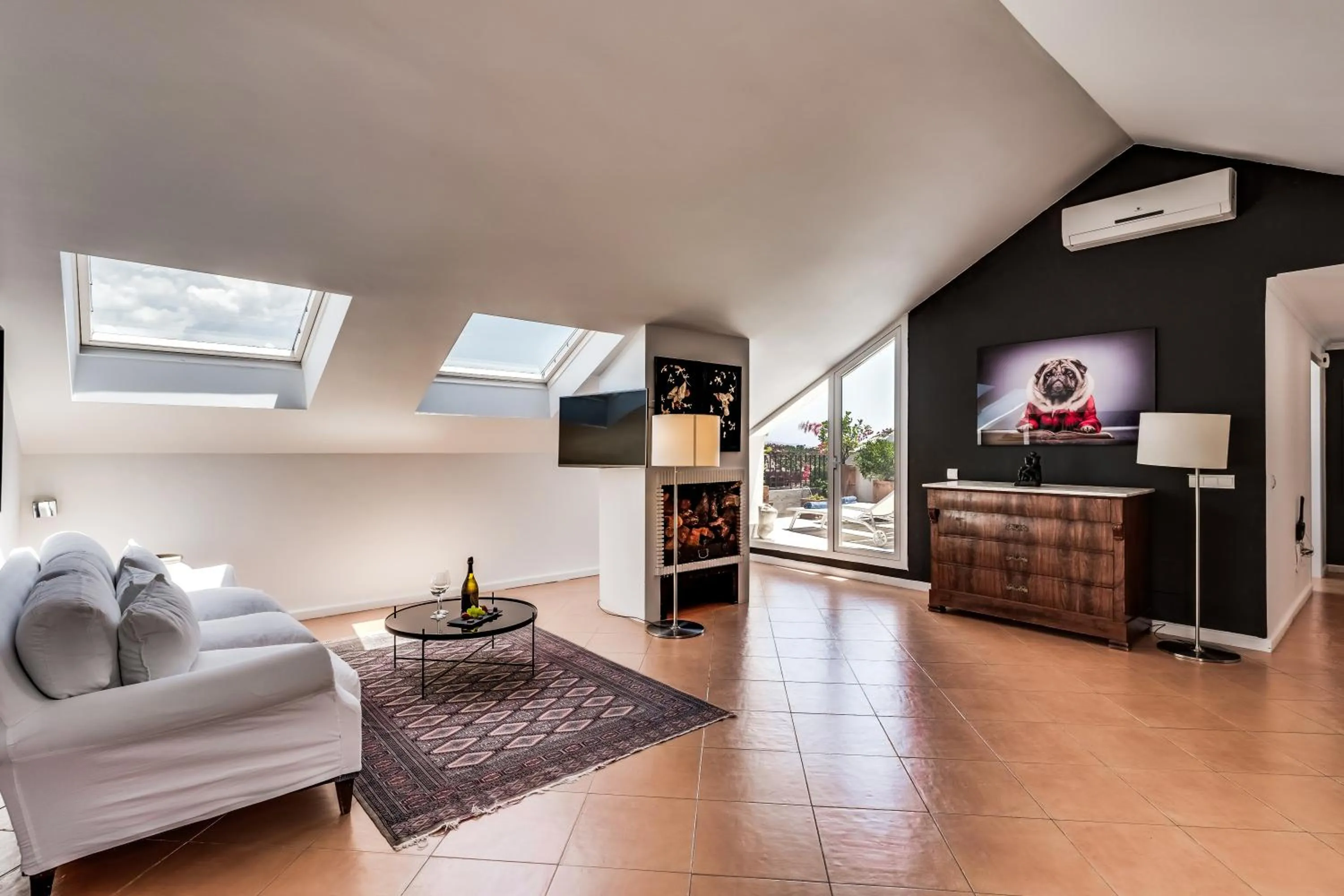 TV and multimedia in Molo Luxury Suites Puerto Banus