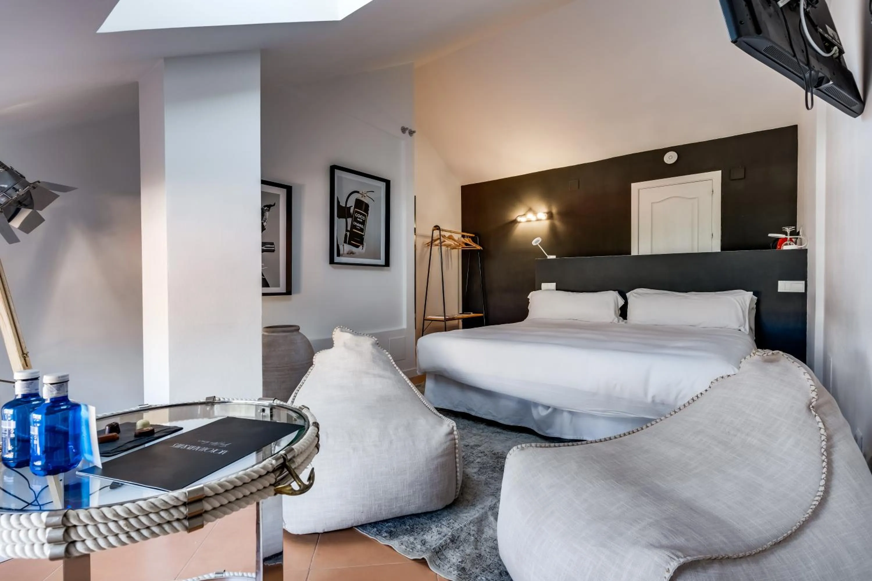 Photo of the whole room in Molo Luxury Suites Puerto Banus