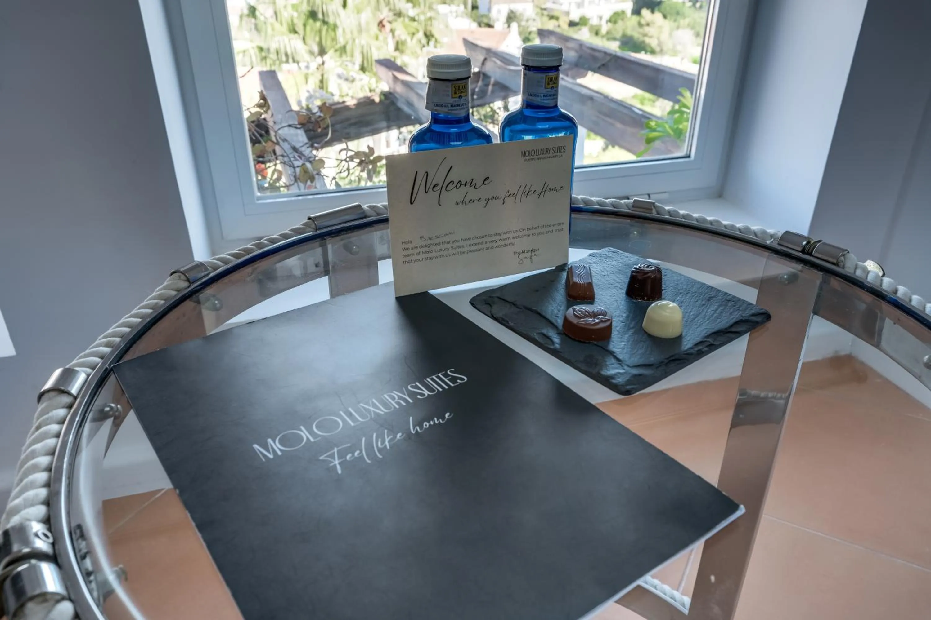 Drinks in Molo Luxury Suites Puerto Banus