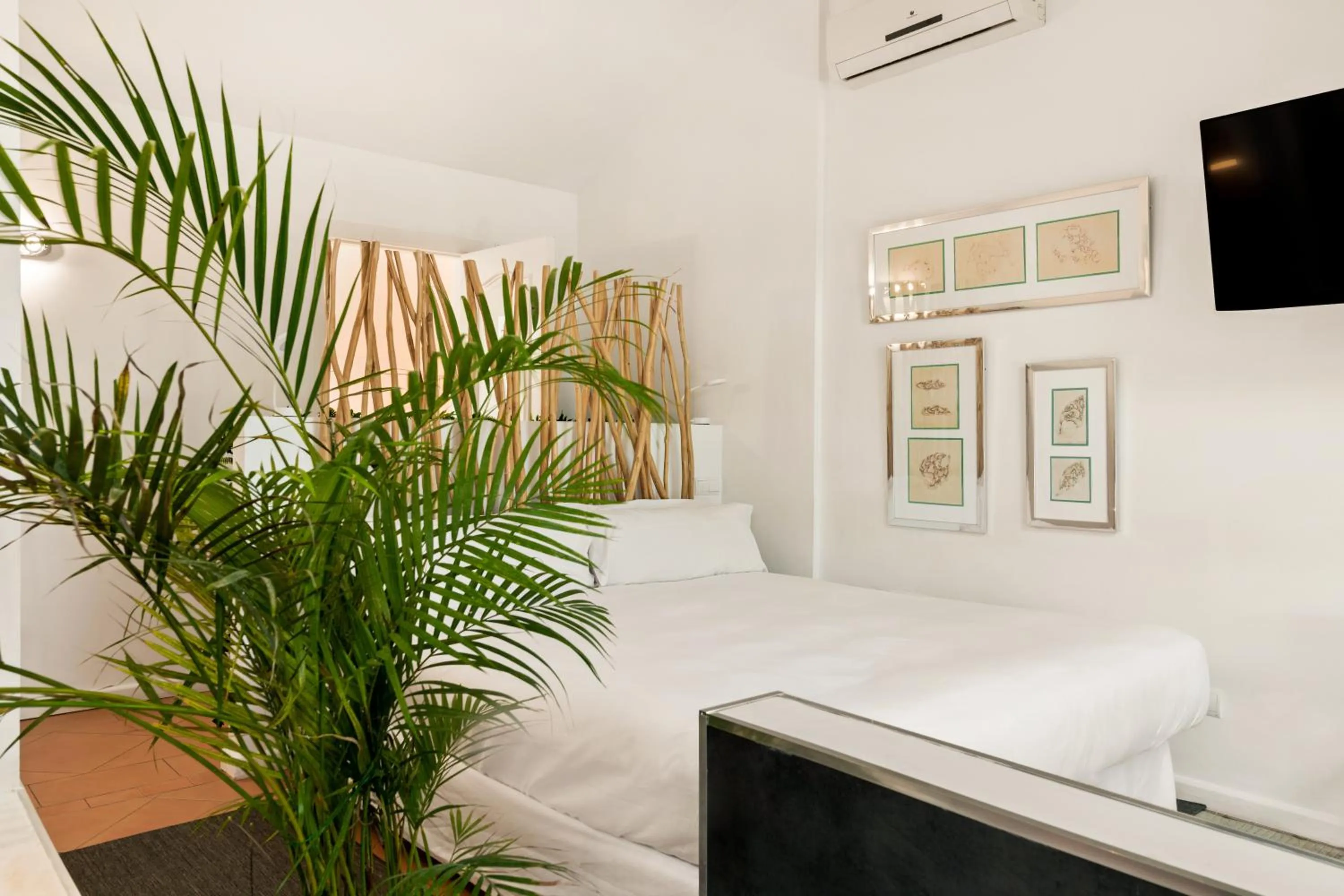 Queen Room with Spa Bath in Molo Luxury Suites Puerto Banus