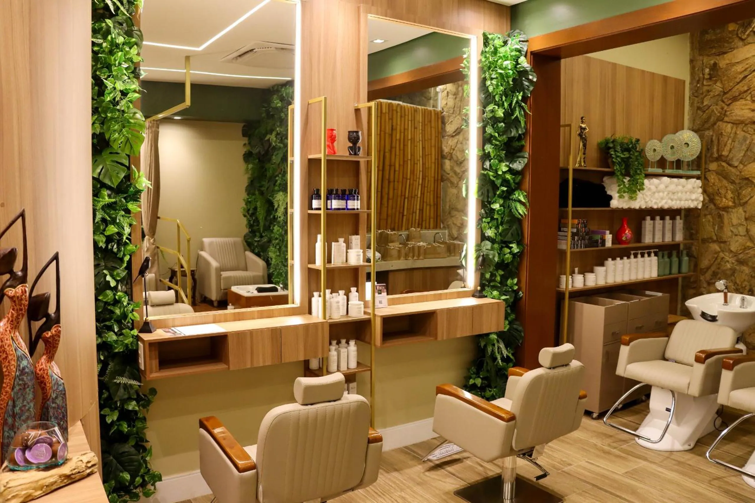 hair dresser in Blue Tree Thermas de Lins Resort