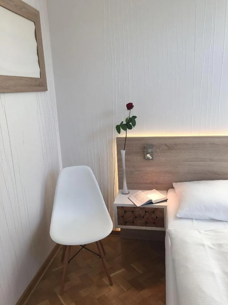 Decorative detail, Bed in Haus am Spreebogen