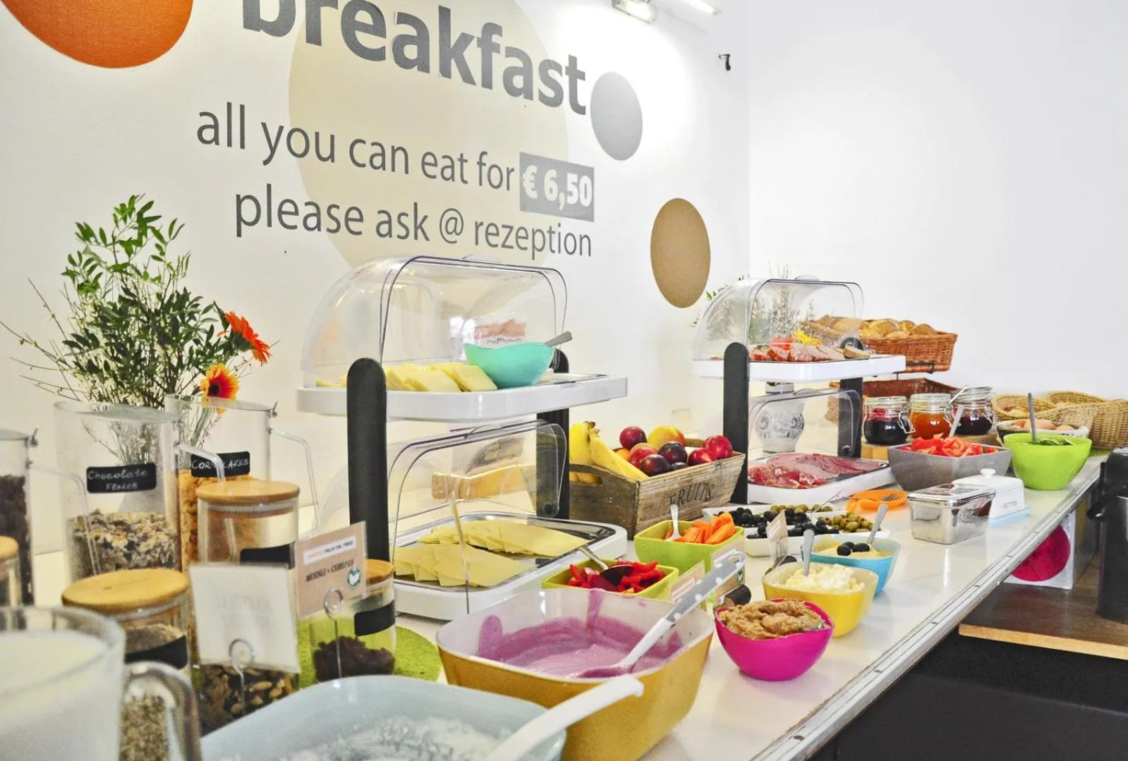 Food and drinks in Five Elements Hostel and Capsules Frankfurt