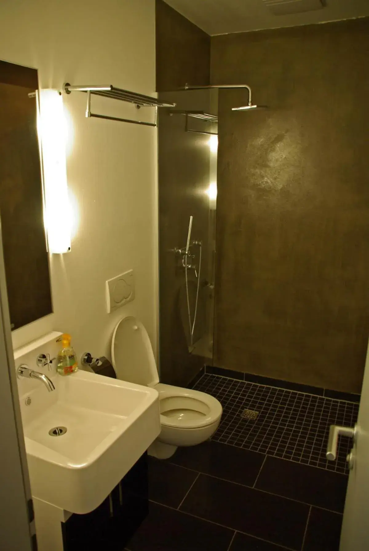 Double Room - Shower and WC in Hallway in Five Elements Hostel and Capsules Frankfurt Double Room - Shower and WC in Hallway in Five Elements Hostel and Capsules Frankfurt
