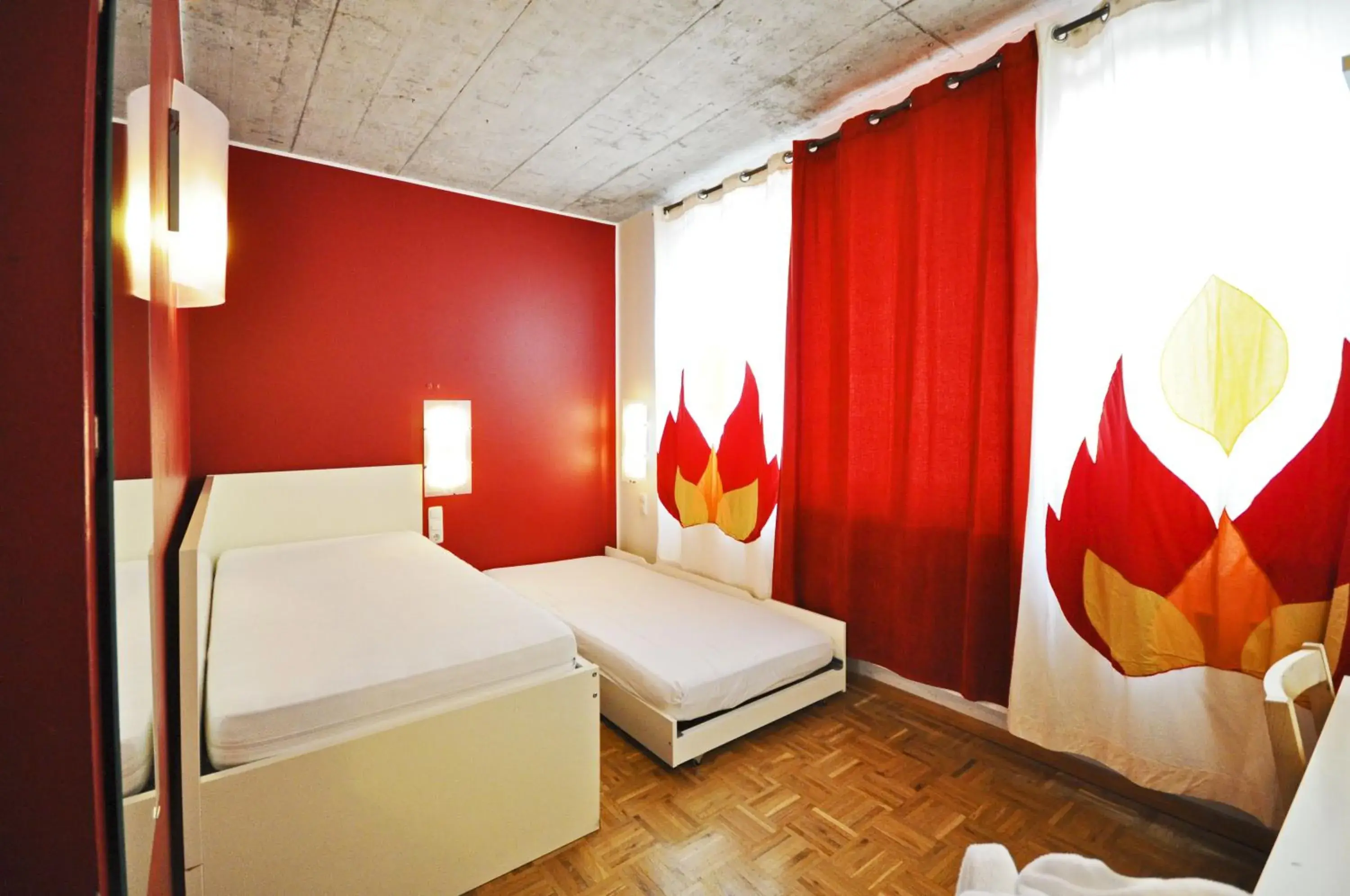 Basic Twin Room - Shower and WC in Hallway in Five Elements Hostel and Capsules Frankfurt Basic Twin Room - Shower and WC in Hallway in Five Elements Hostel and Capsules Frankfurt