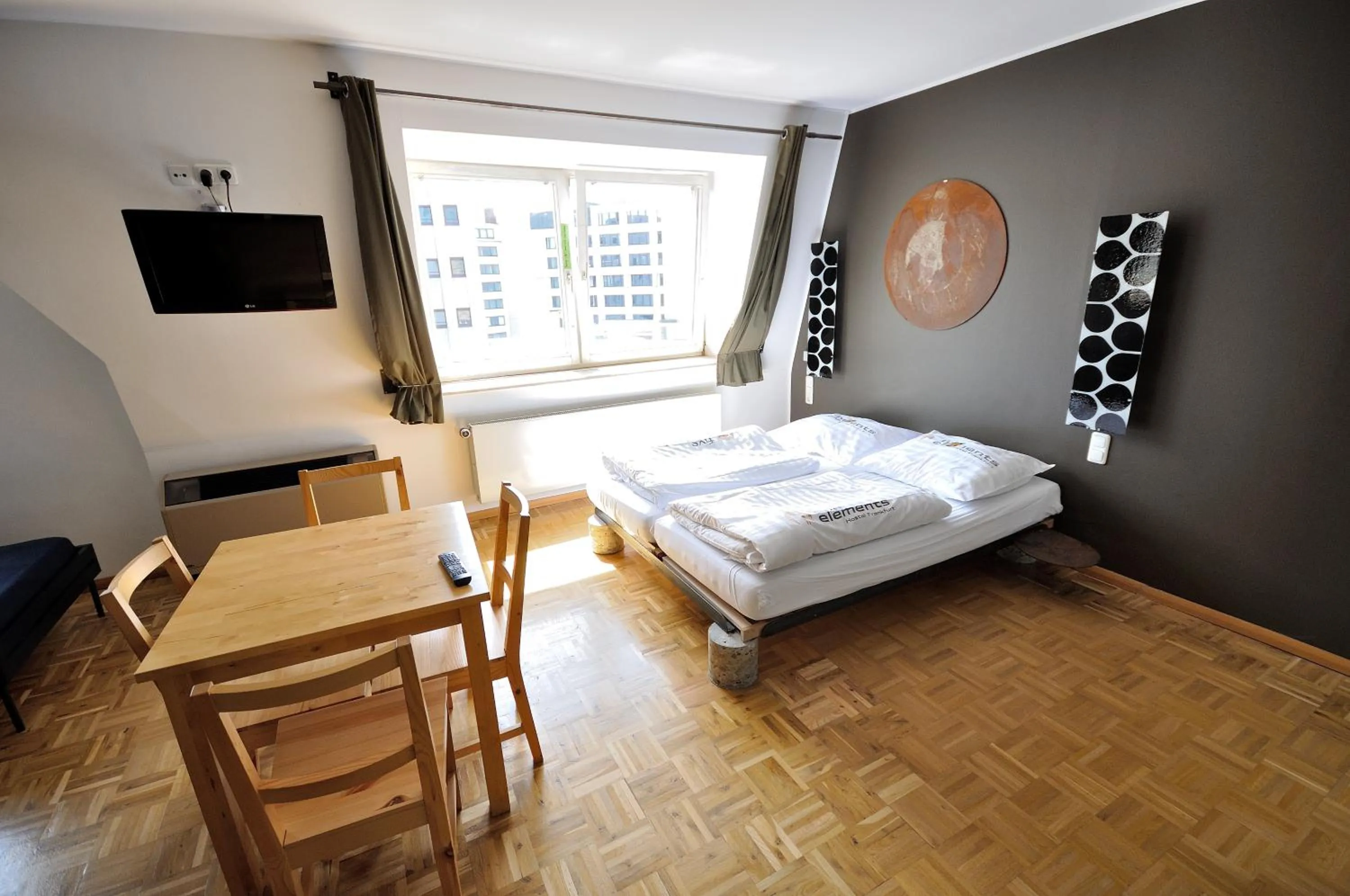 Seating area, Bed in Five Elements Hostel and Capsules Frankfurt