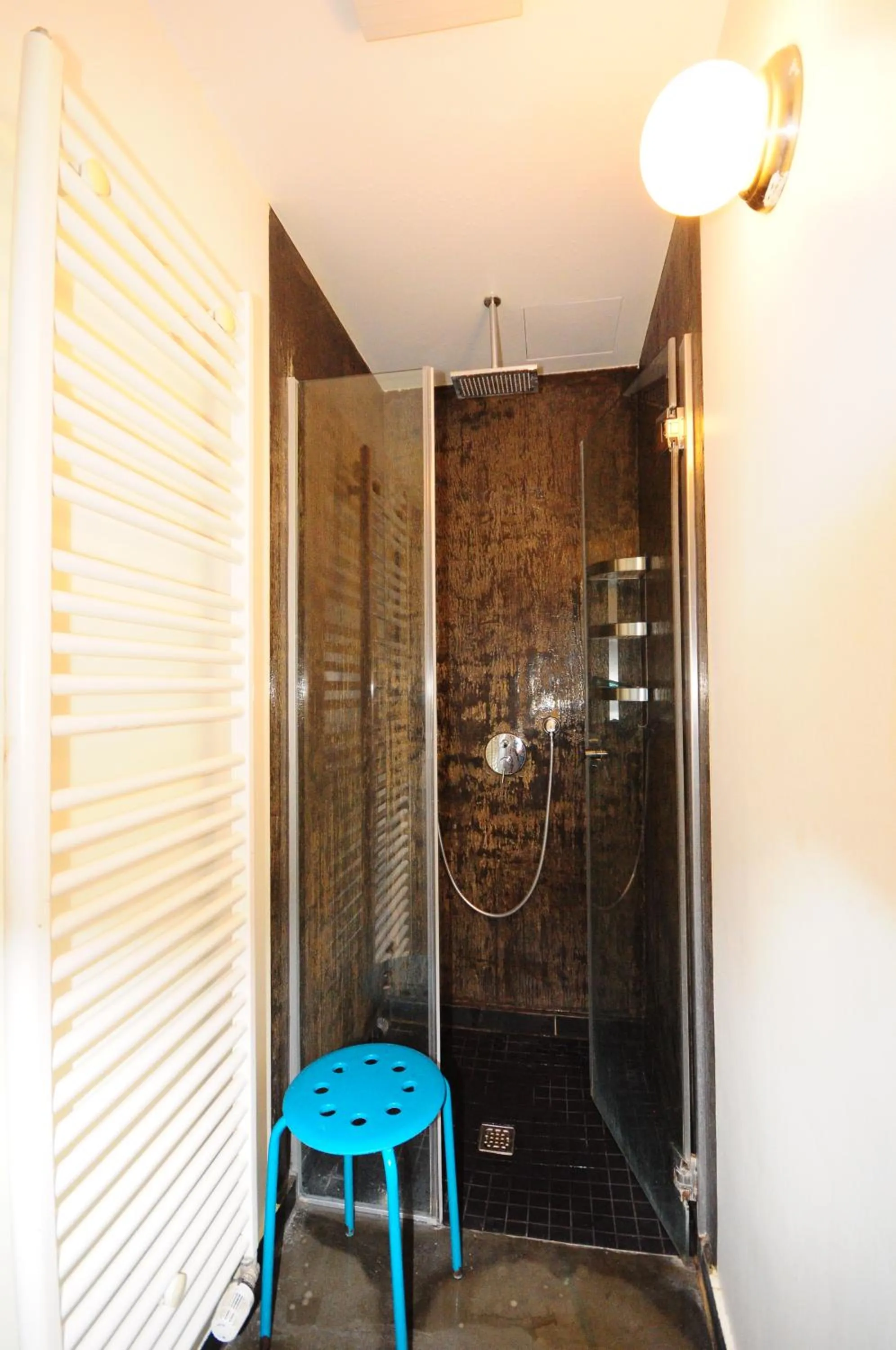 Shower in Five Elements Hostel and Capsules Frankfurt