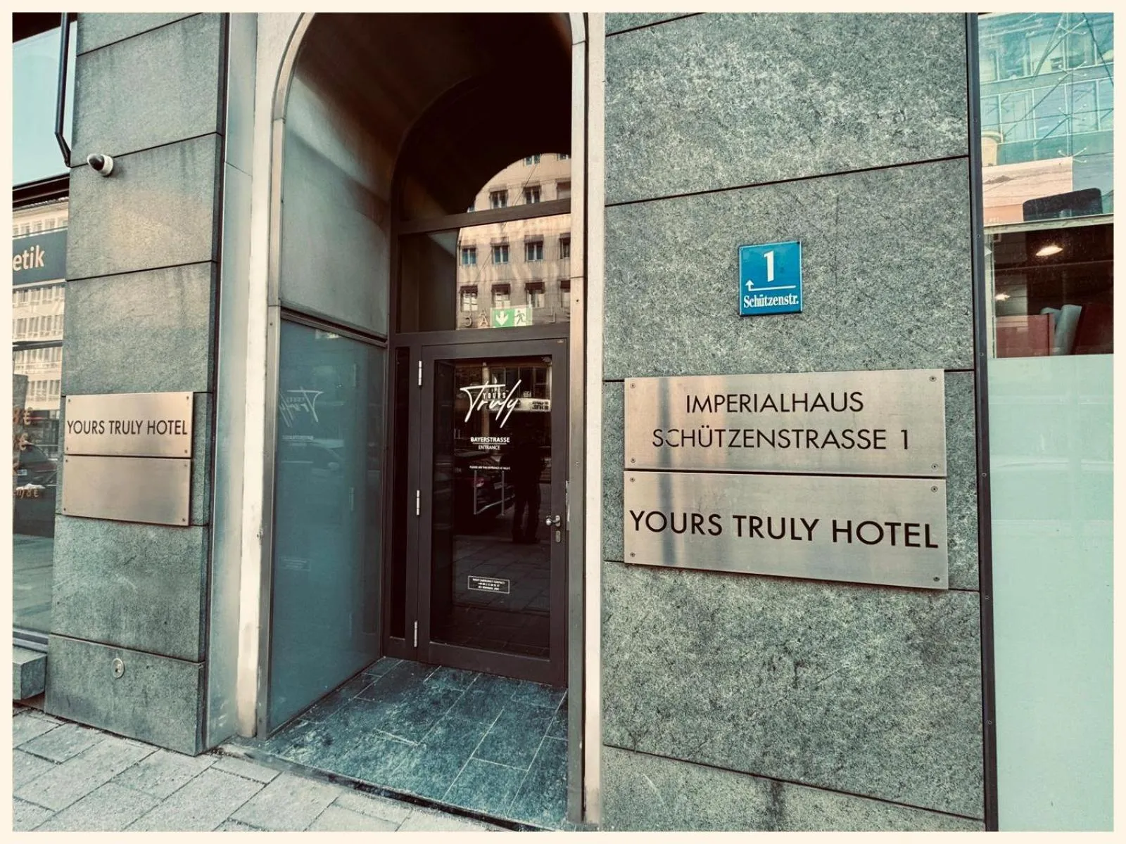 Facade/entrance in Yours Truly