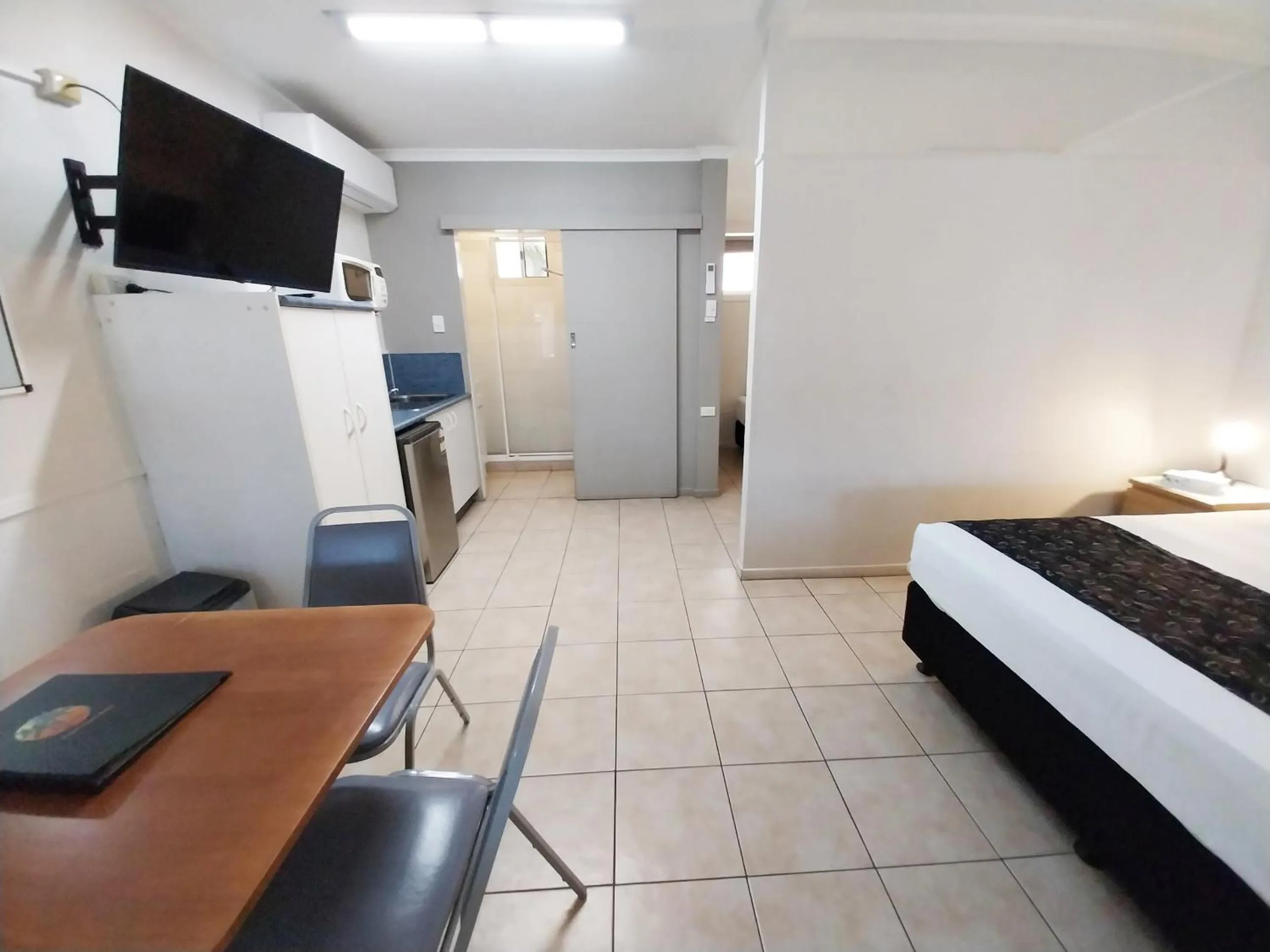 Shower, Bed in Tropic Coast Motel