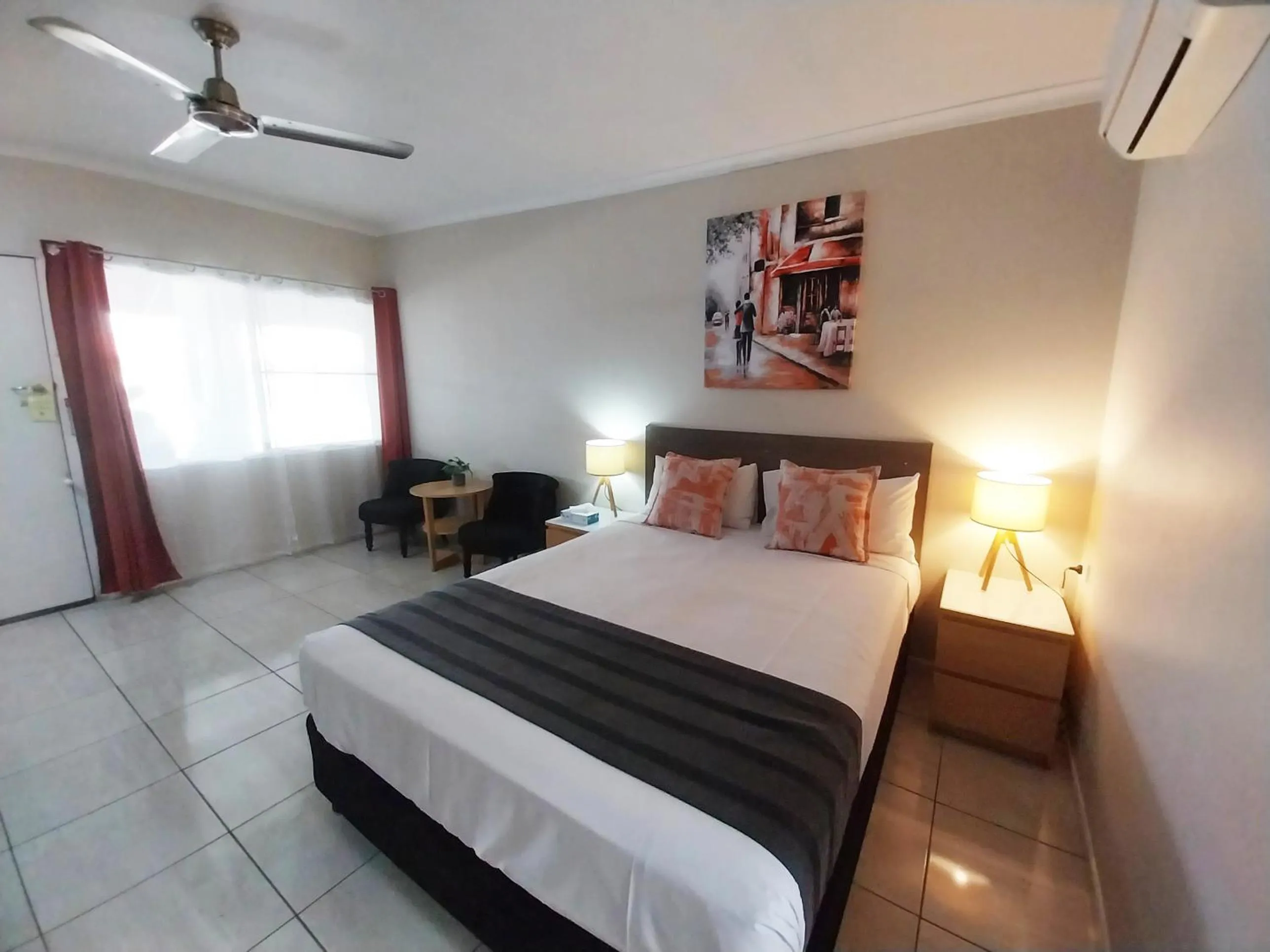 Seating area, Bed in Tropic Coast Motel