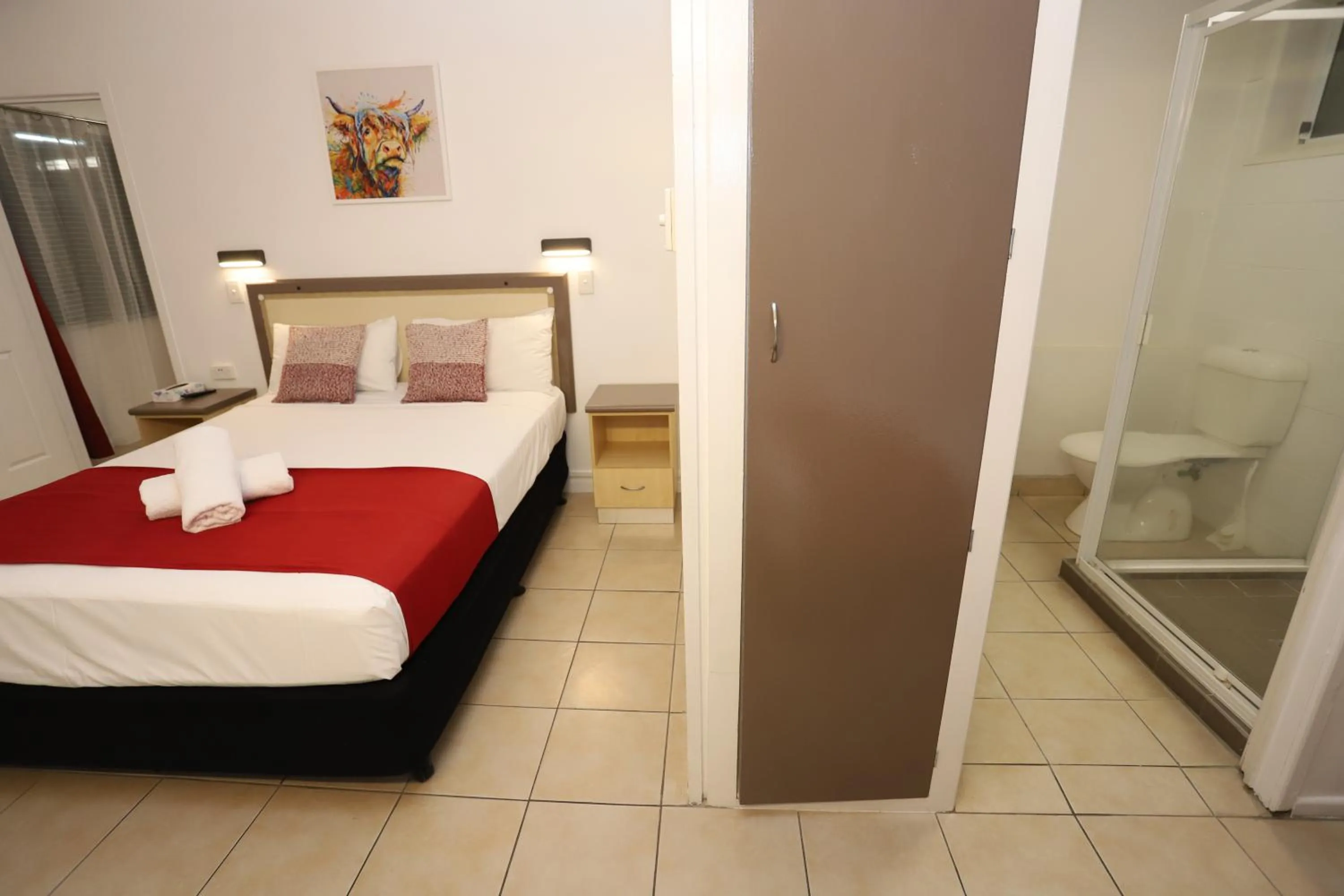 Shower, Bed in Tropic Coast Motel