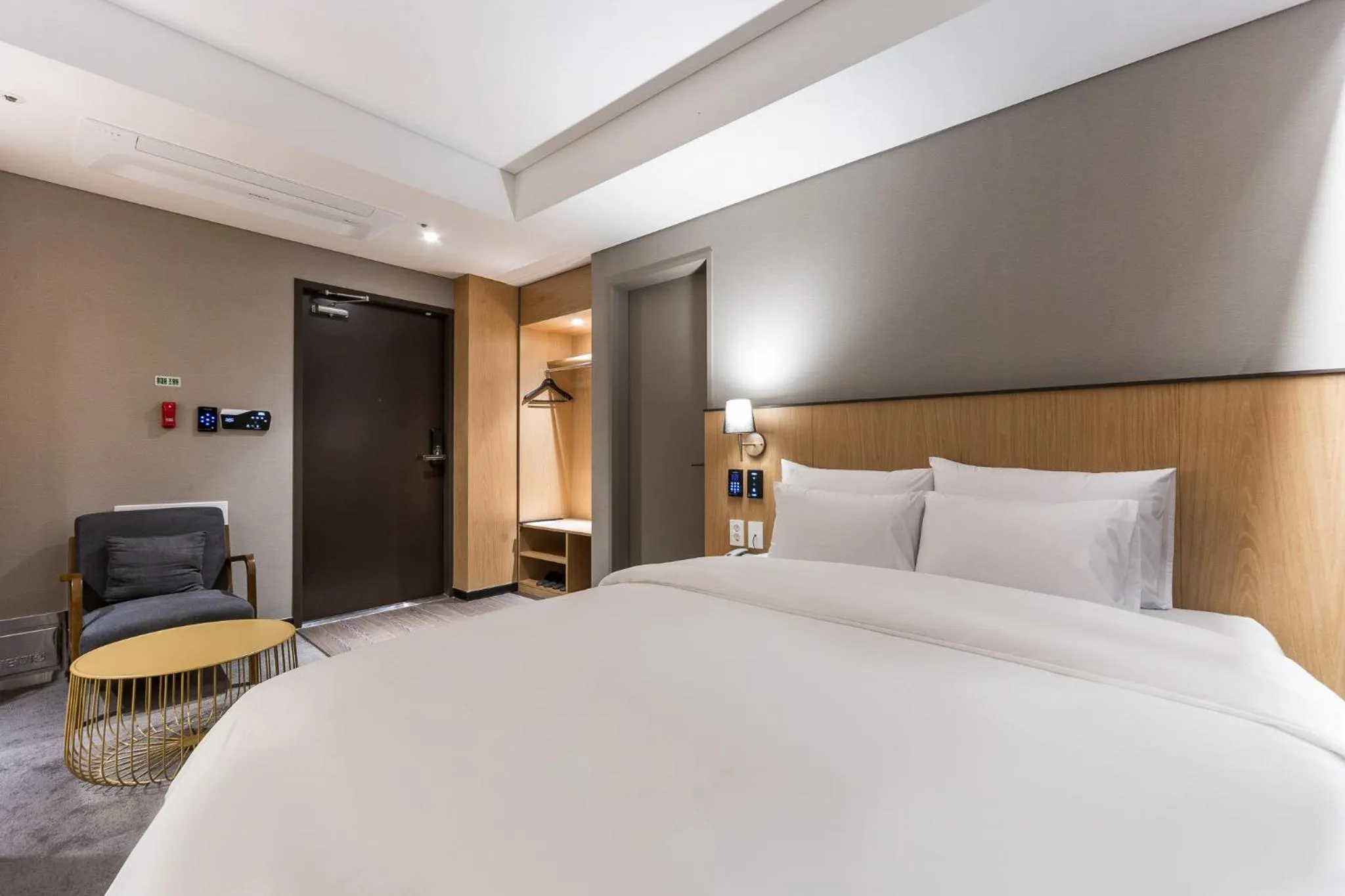 Photo of the whole room, Bed in Gwangju HOUND Hotel