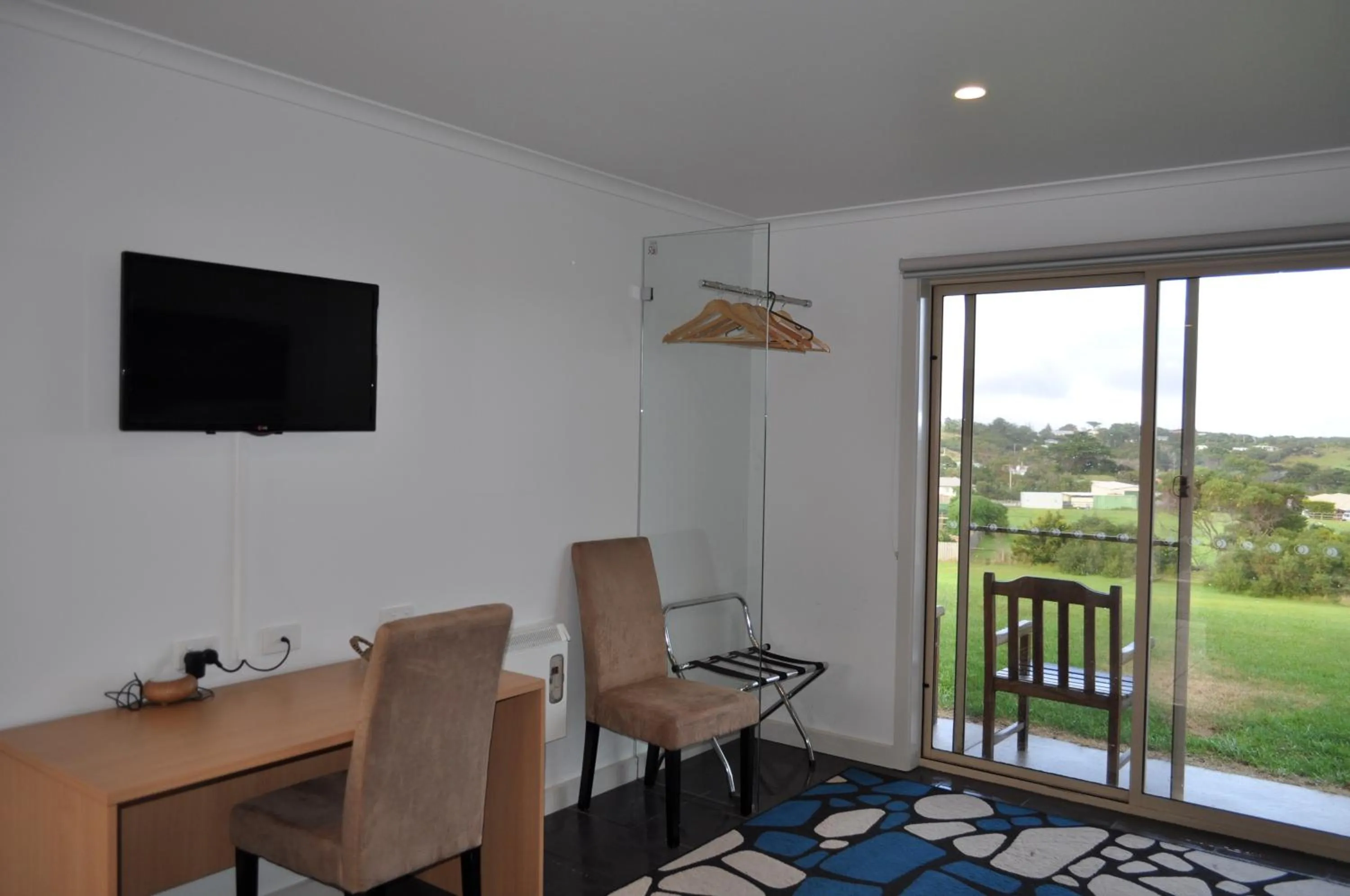 TV and multimedia in Island Breeze Motel