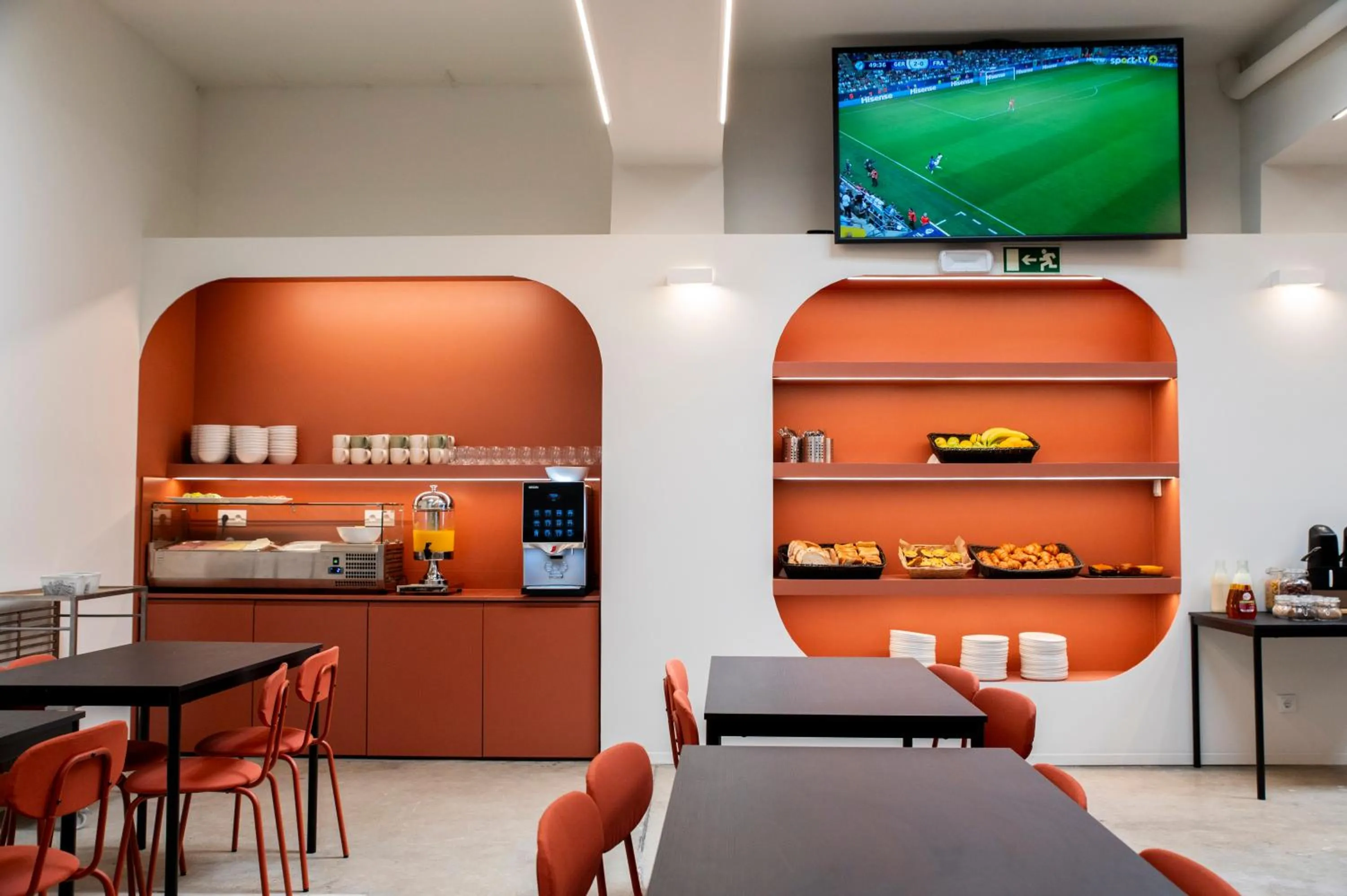 Communal lounge/ TV room in WOT Nomad Social