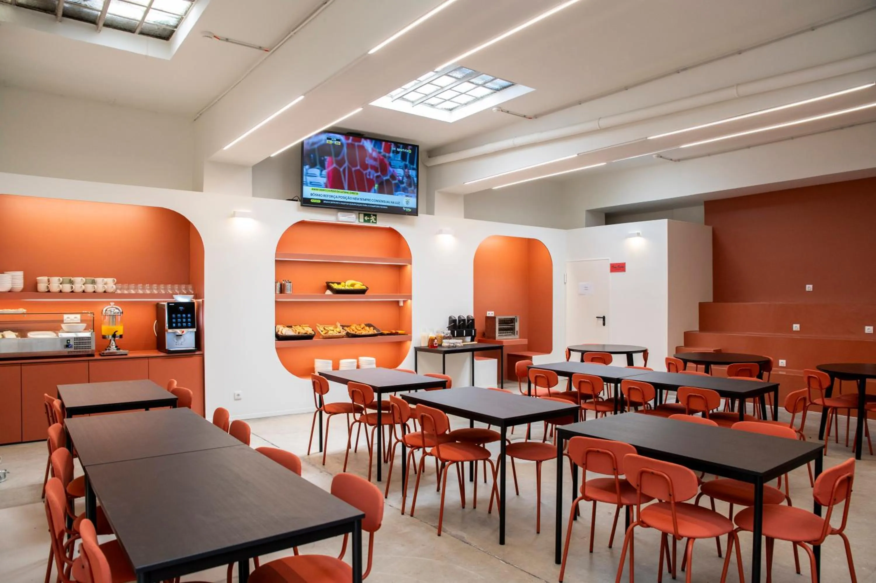 Communal lounge/ TV room in WOT Nomad Social