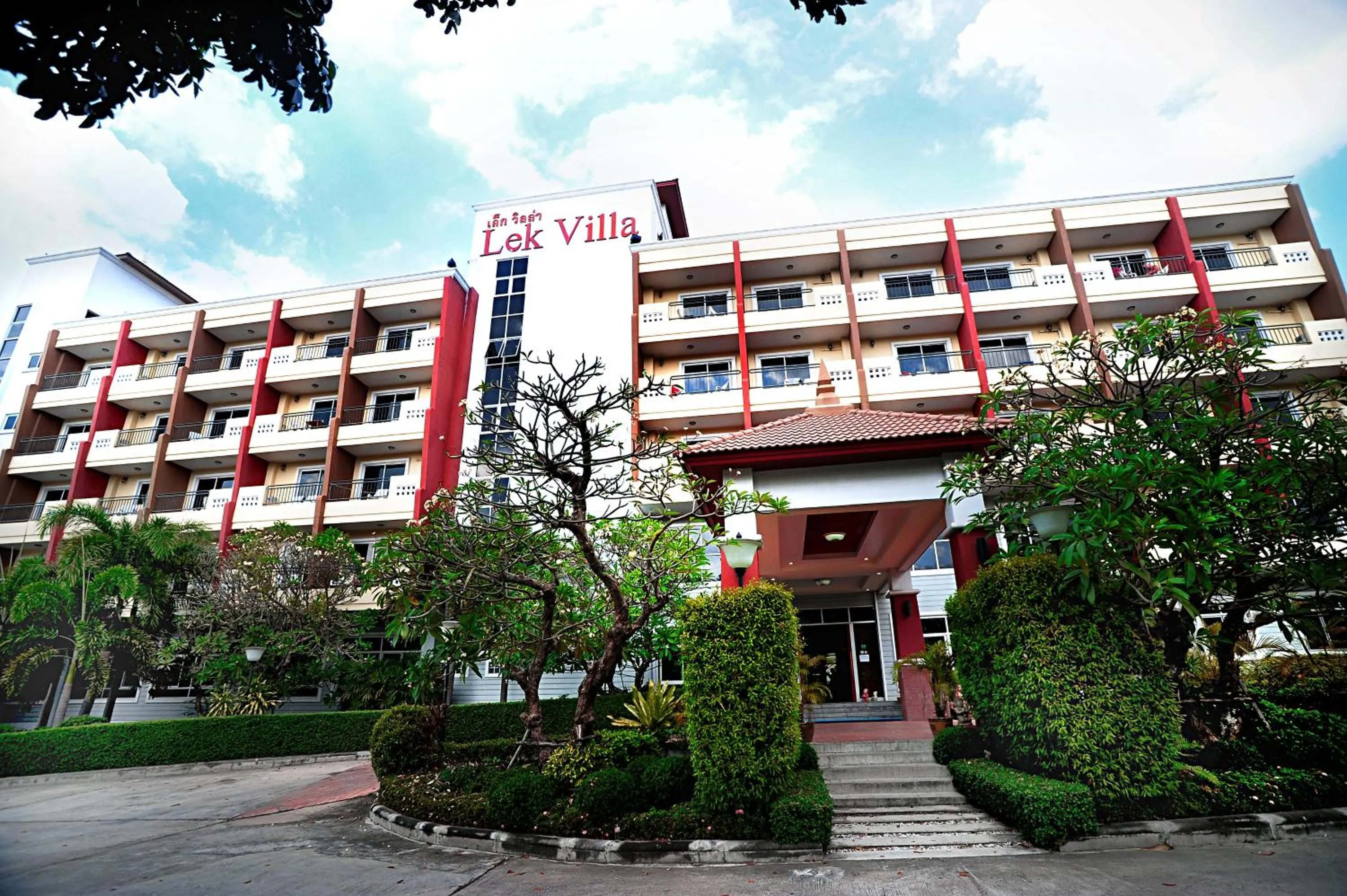 Facade/entrance in Lek Villa