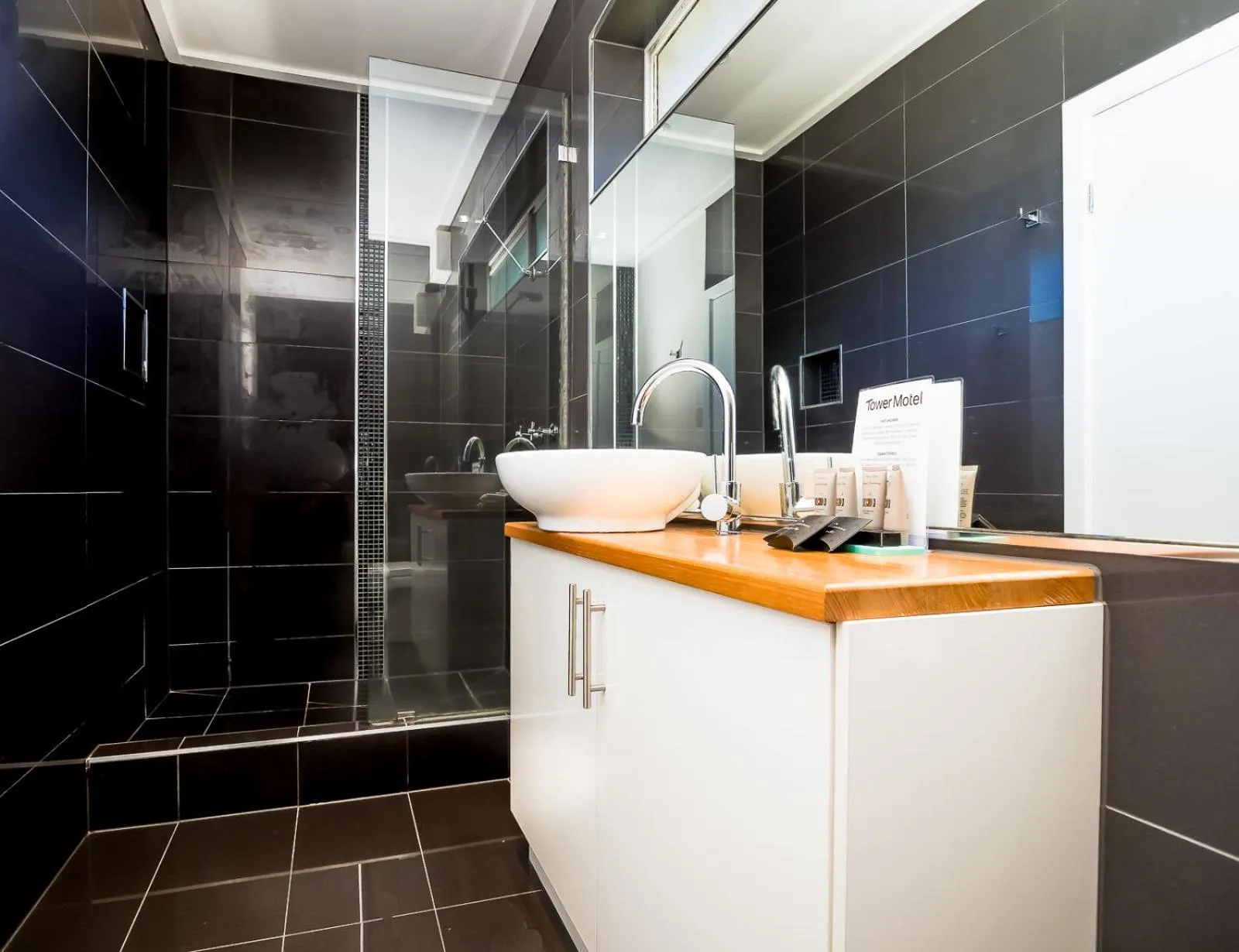 Bathroom in Tower Motel Marysville