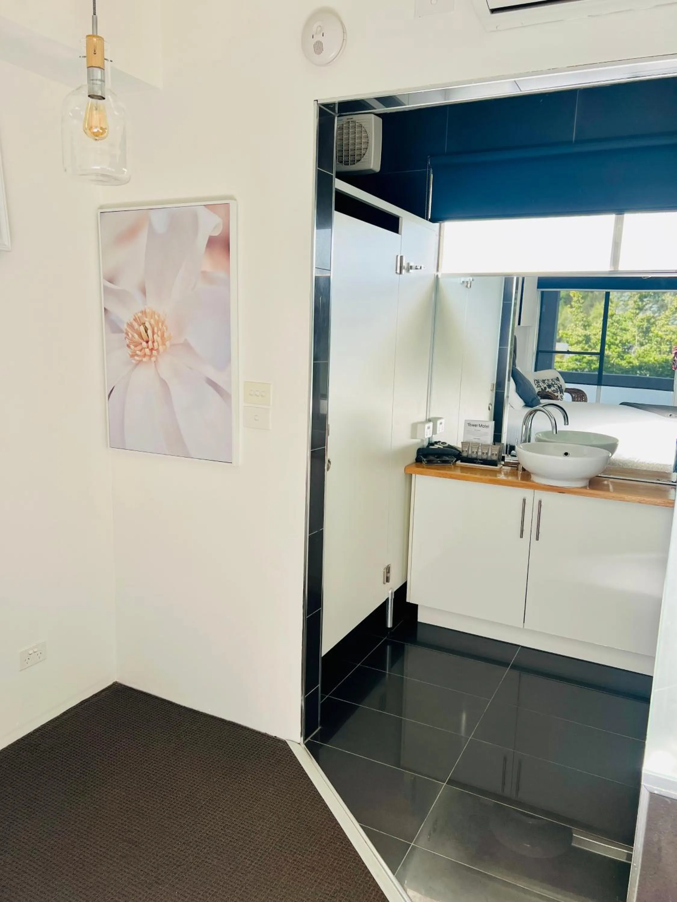 Bathroom in Tower Motel Marysville