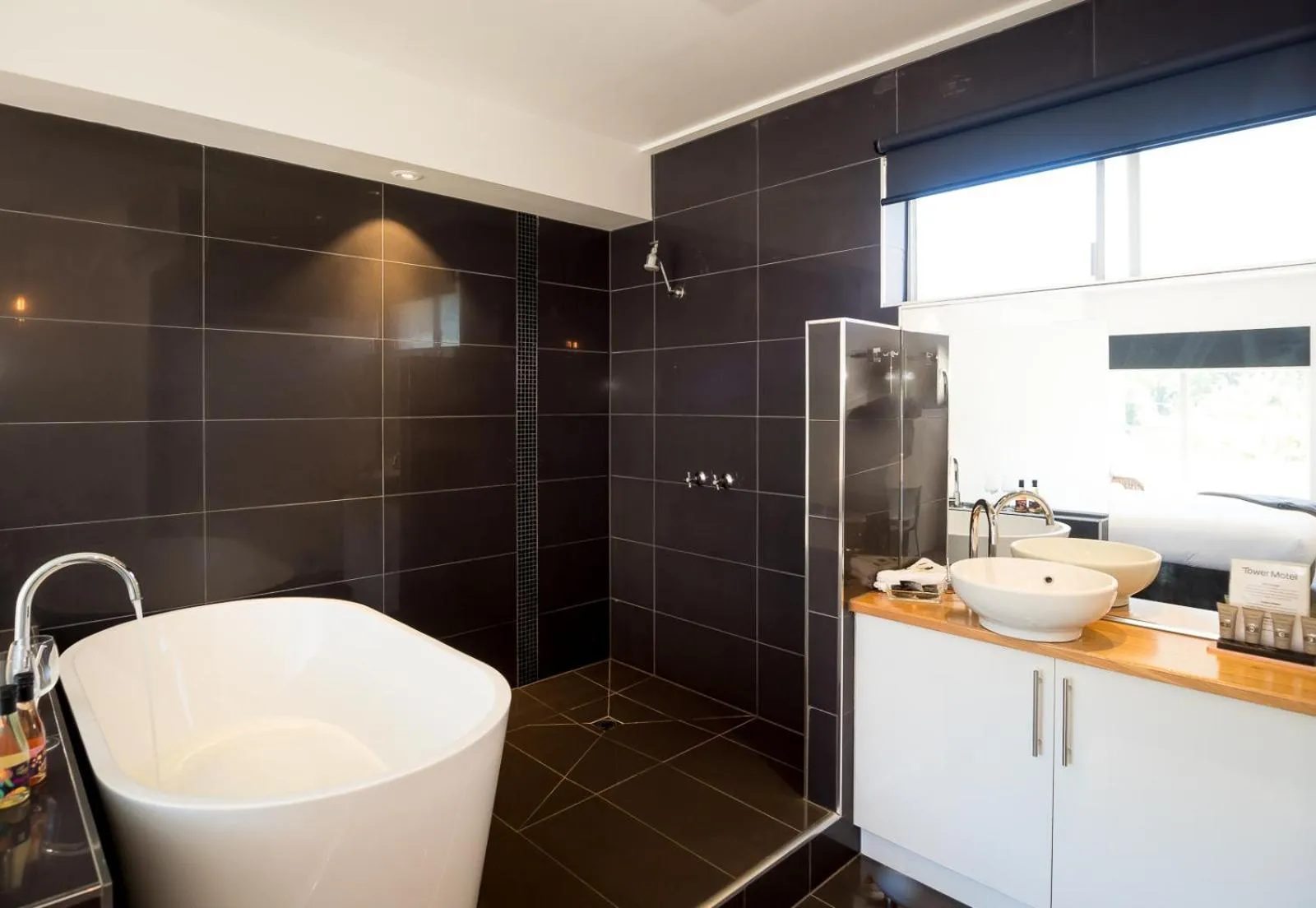 Bathroom in Tower Motel Marysville