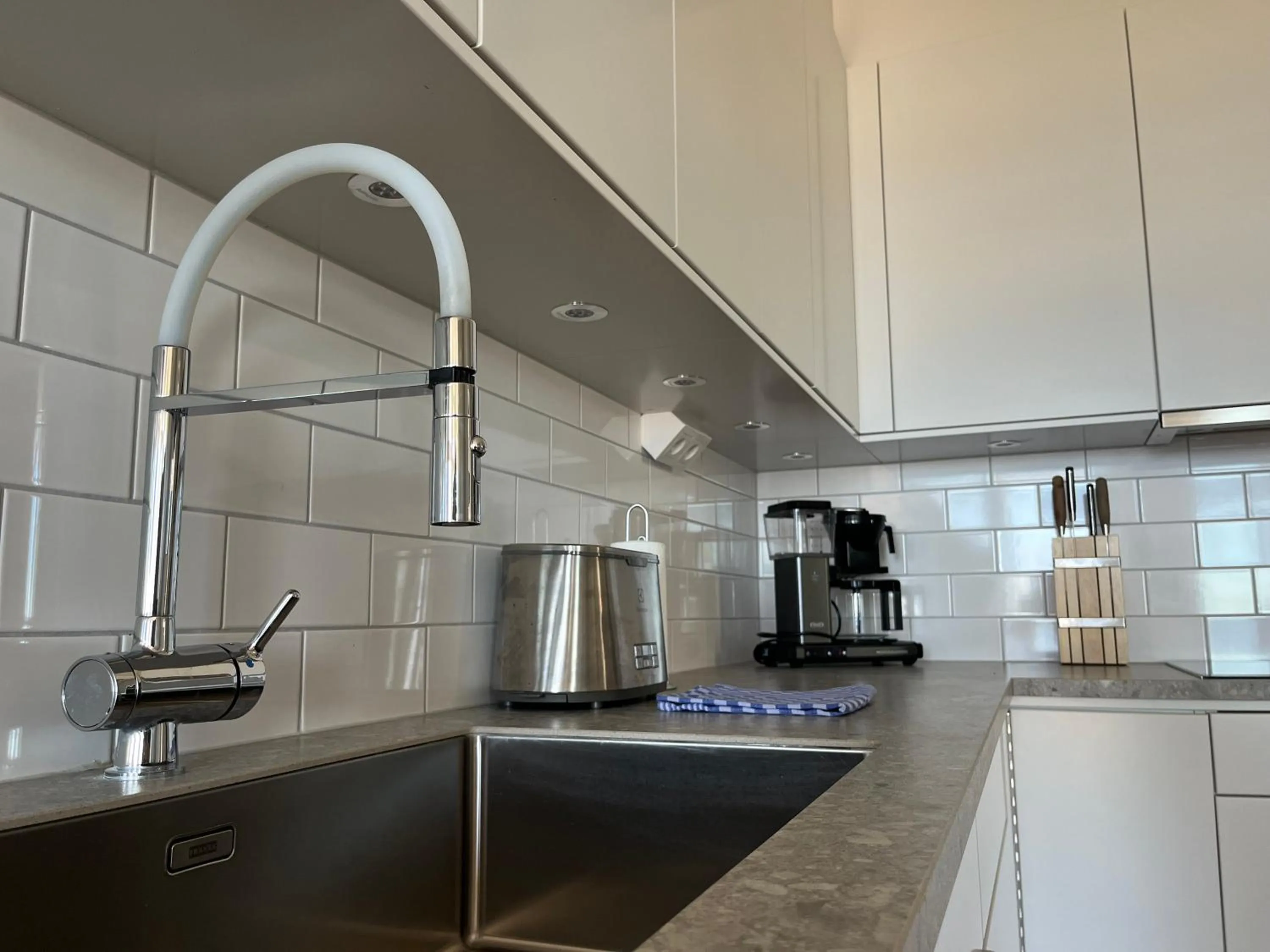 Kitchen or kitchenette in ÅhusBrygga Apartment Hotel