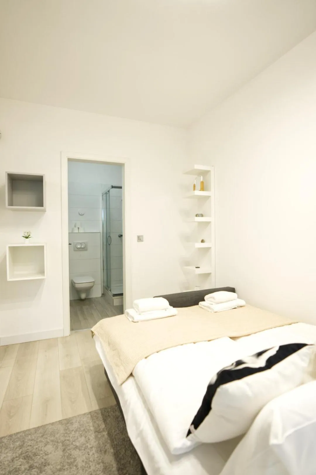 Bathroom, Bed in Elisabeth Downtown Apartments by FirstHost