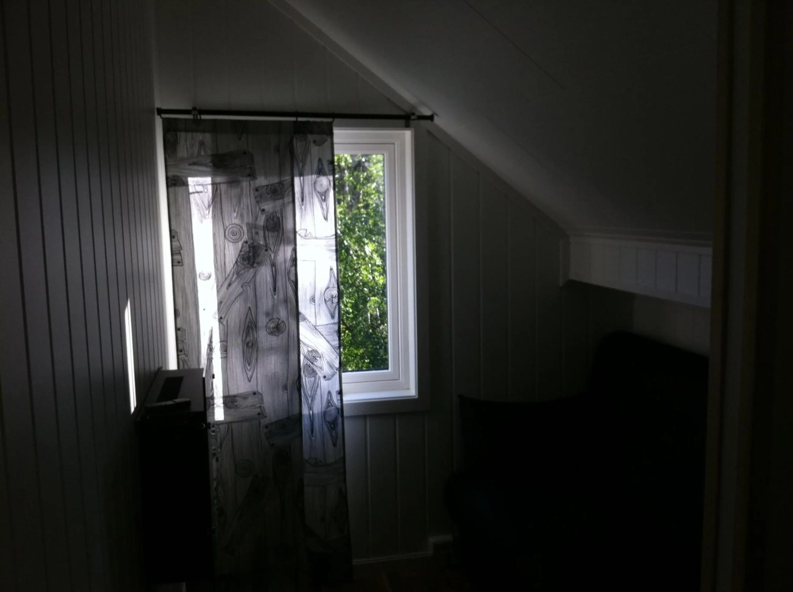 Decorative detail in BIRK bed & birds