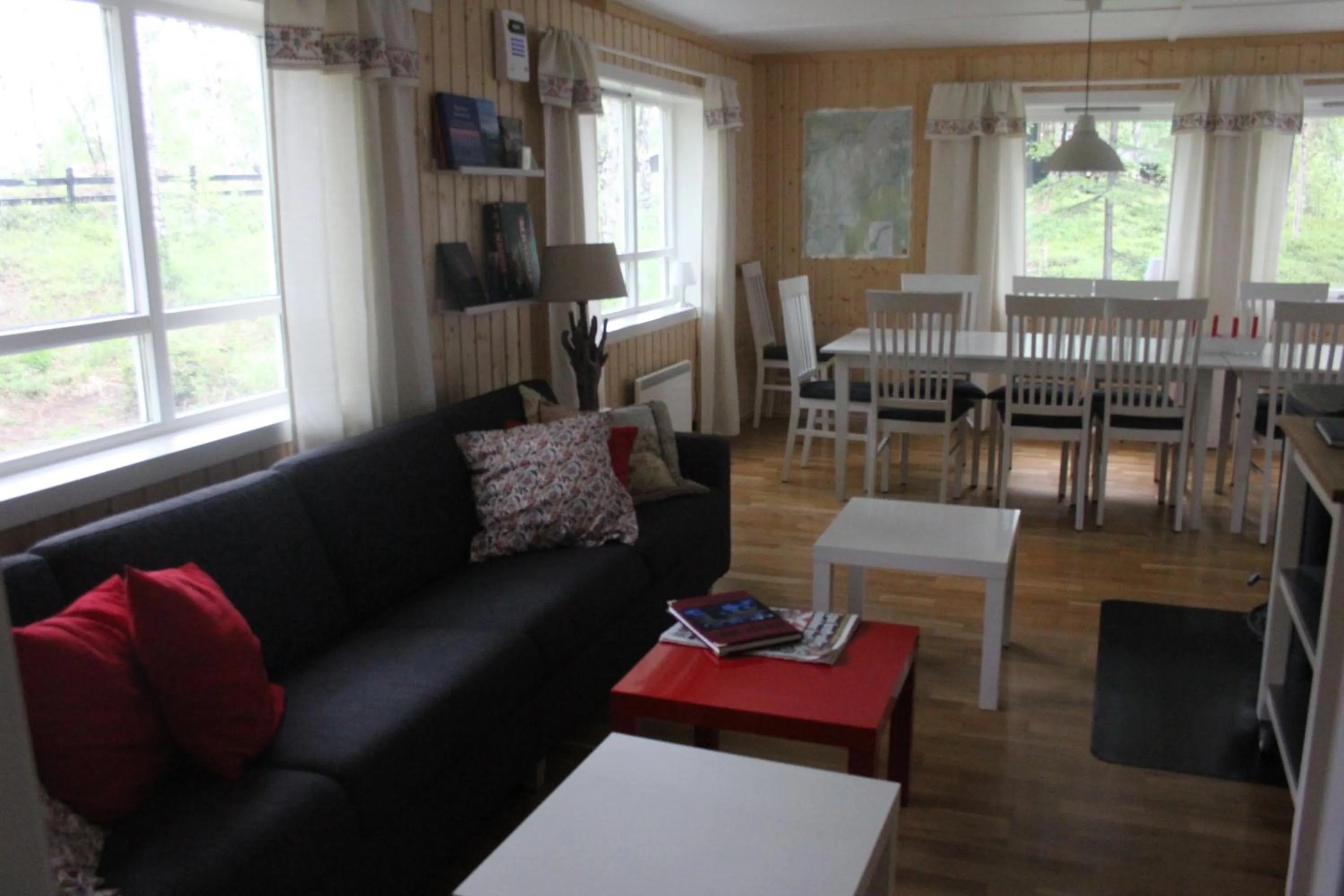 Communal lounge/ TV room in BIRK bed & birds