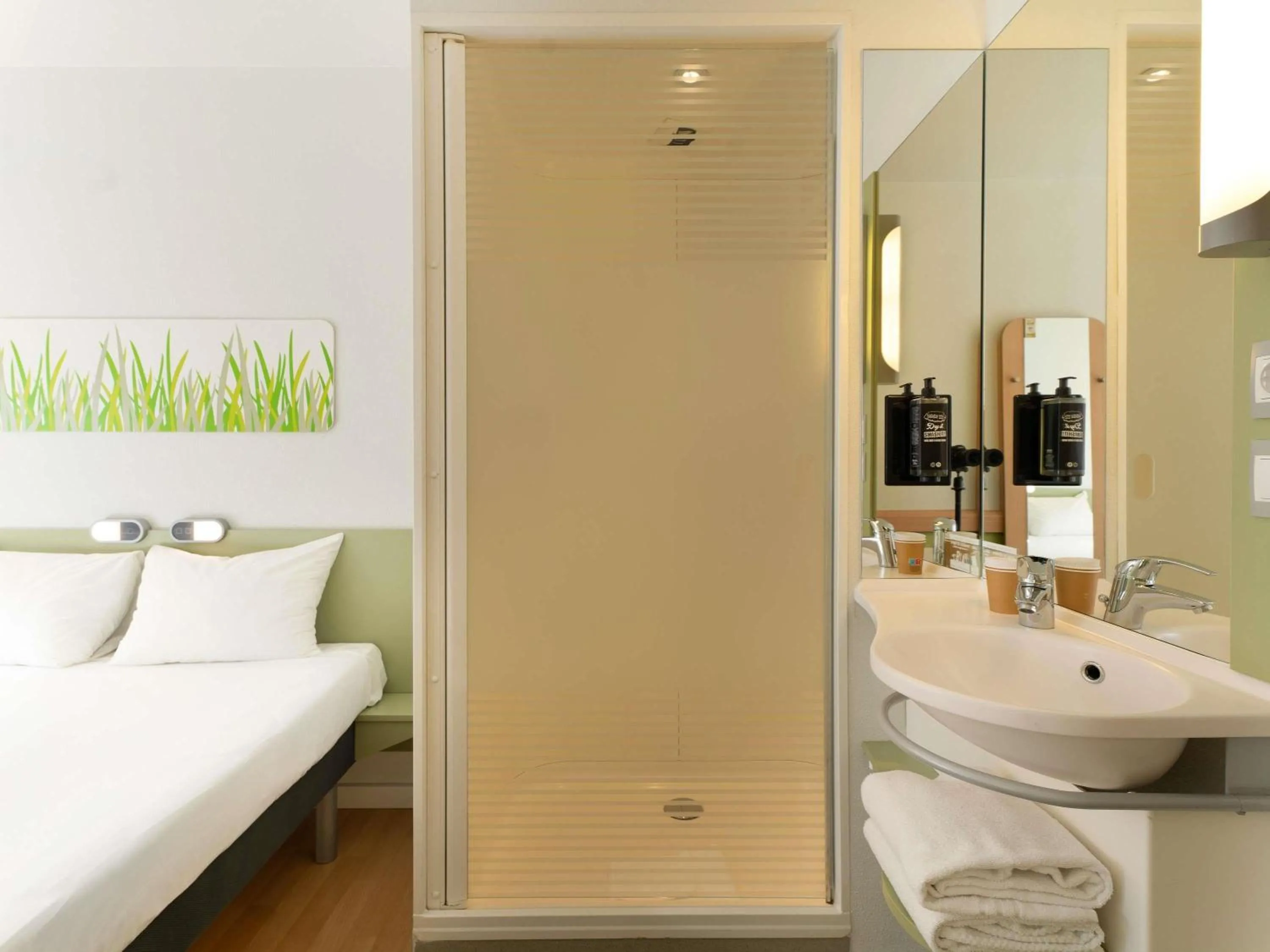 Bedroom, Bed in Ibis Budget Madrid Centro Las Ventas