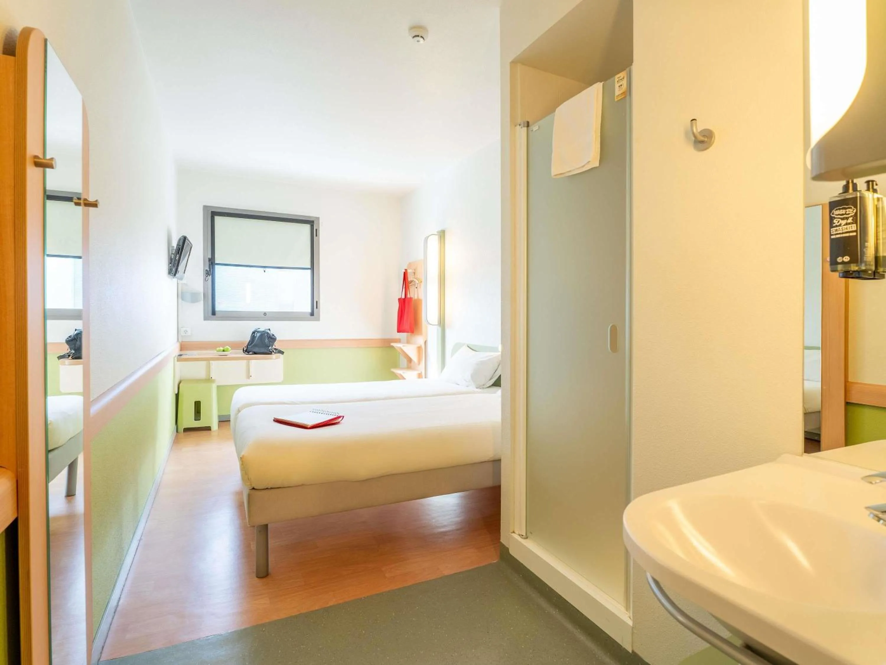 Bedroom, Bed in Ibis Budget Madrid Vallecas