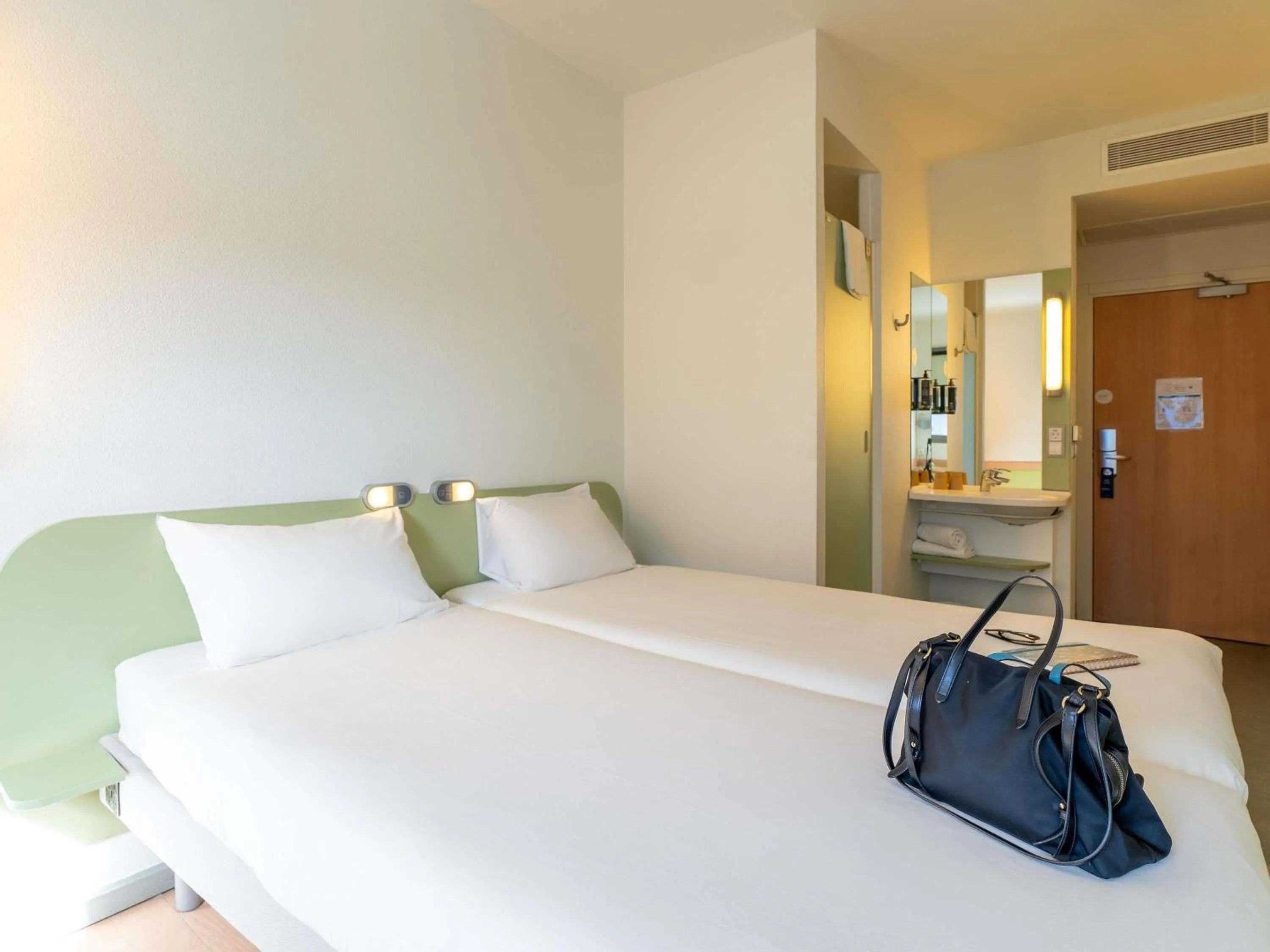 Bedroom, Bed in Ibis Budget Madrid Vallecas